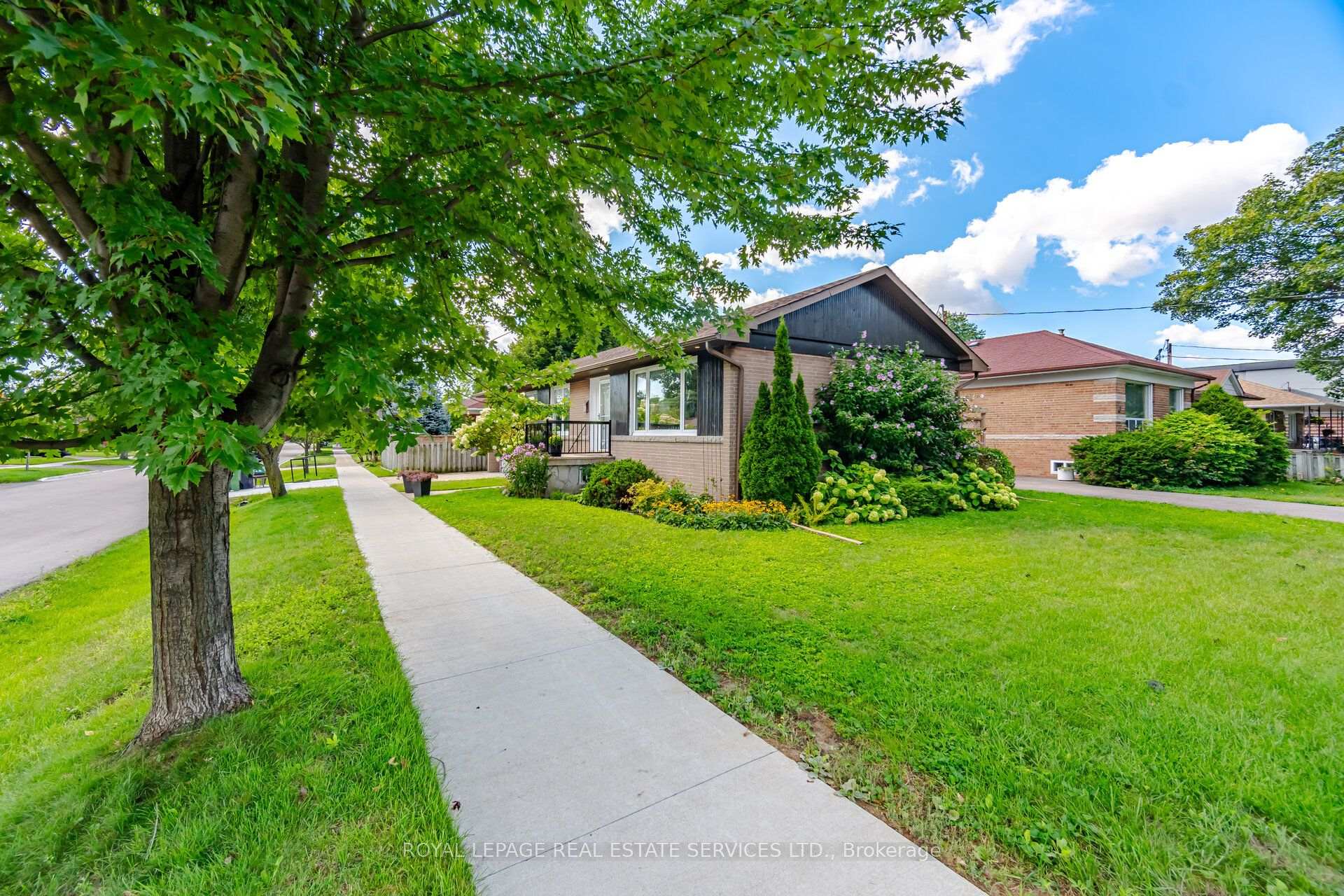 Photo 3 of 15 Velma Drive, Etobicoke, Stonegate-Queensway — HOMEH