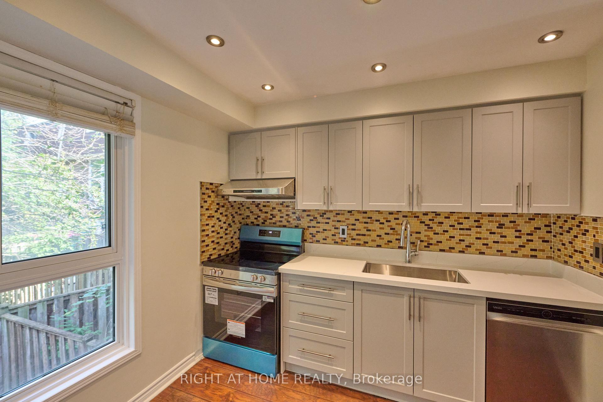 Photo 7 of Unit 169RC, 169 Rusty Crest Way, North York, Don Valley Village — HOMEH