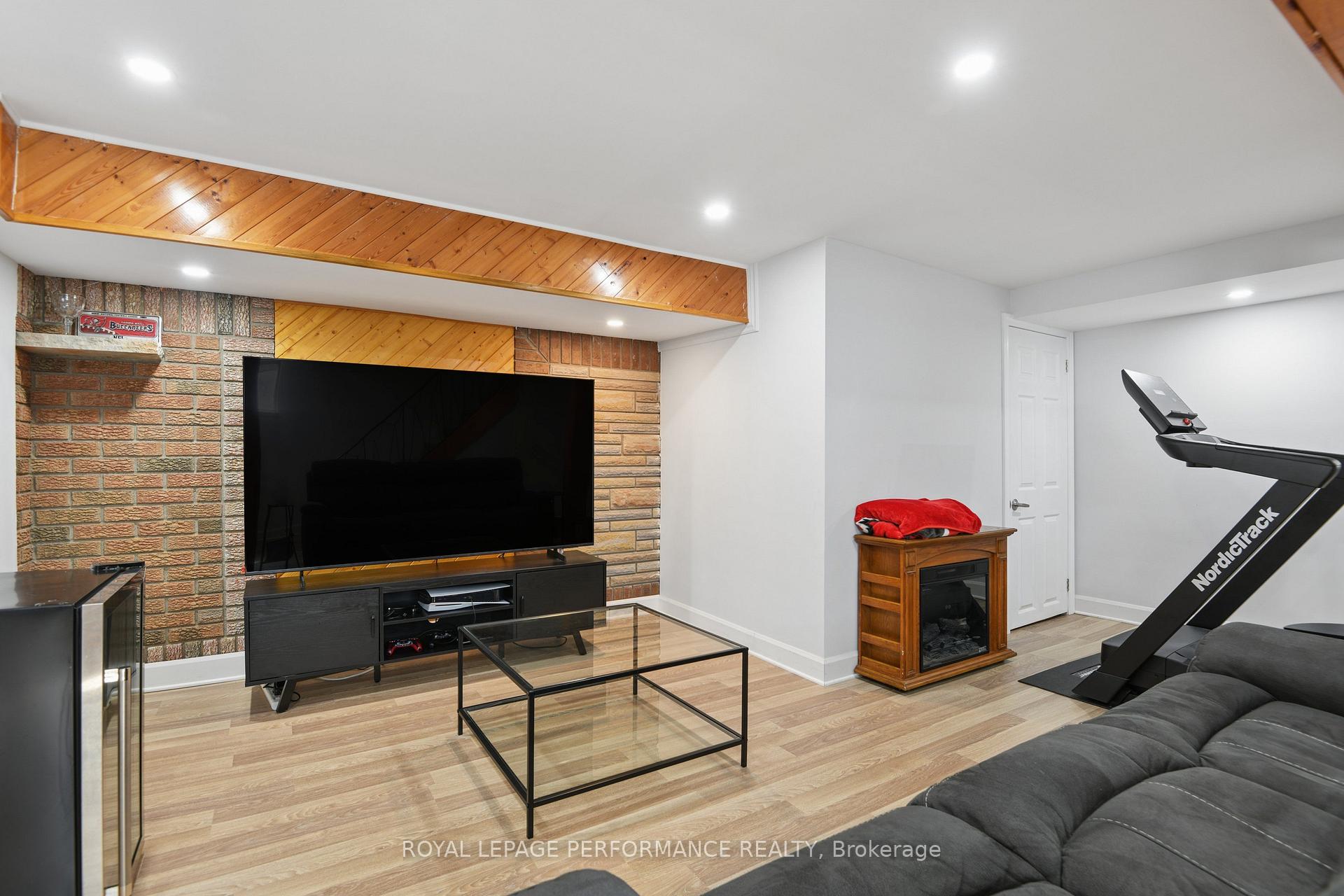Photo 23 of 2423 Clementine Boulevard, Ottawa, Heron Park — HOMEH