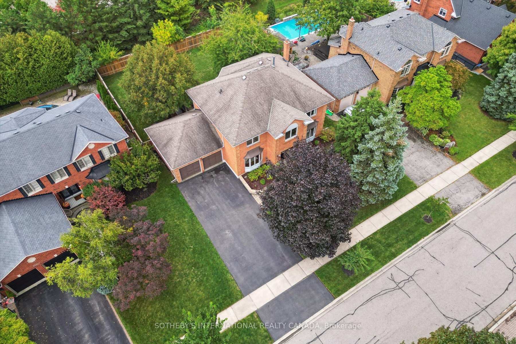 Photo 3 of 1352 Winterberry Drive, Burlington, Tyandaga — HOMEH