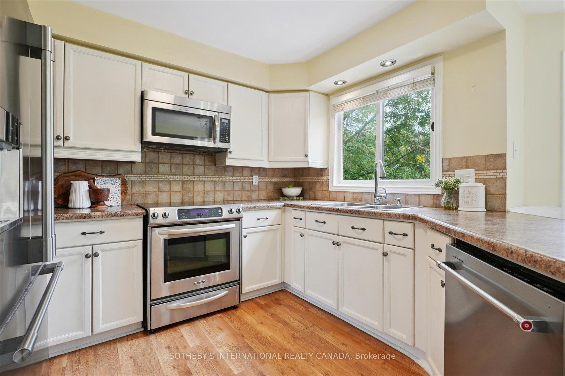Photo 10 of 1352 Winterberry Drive, Burlington, Tyandaga — HOMEH