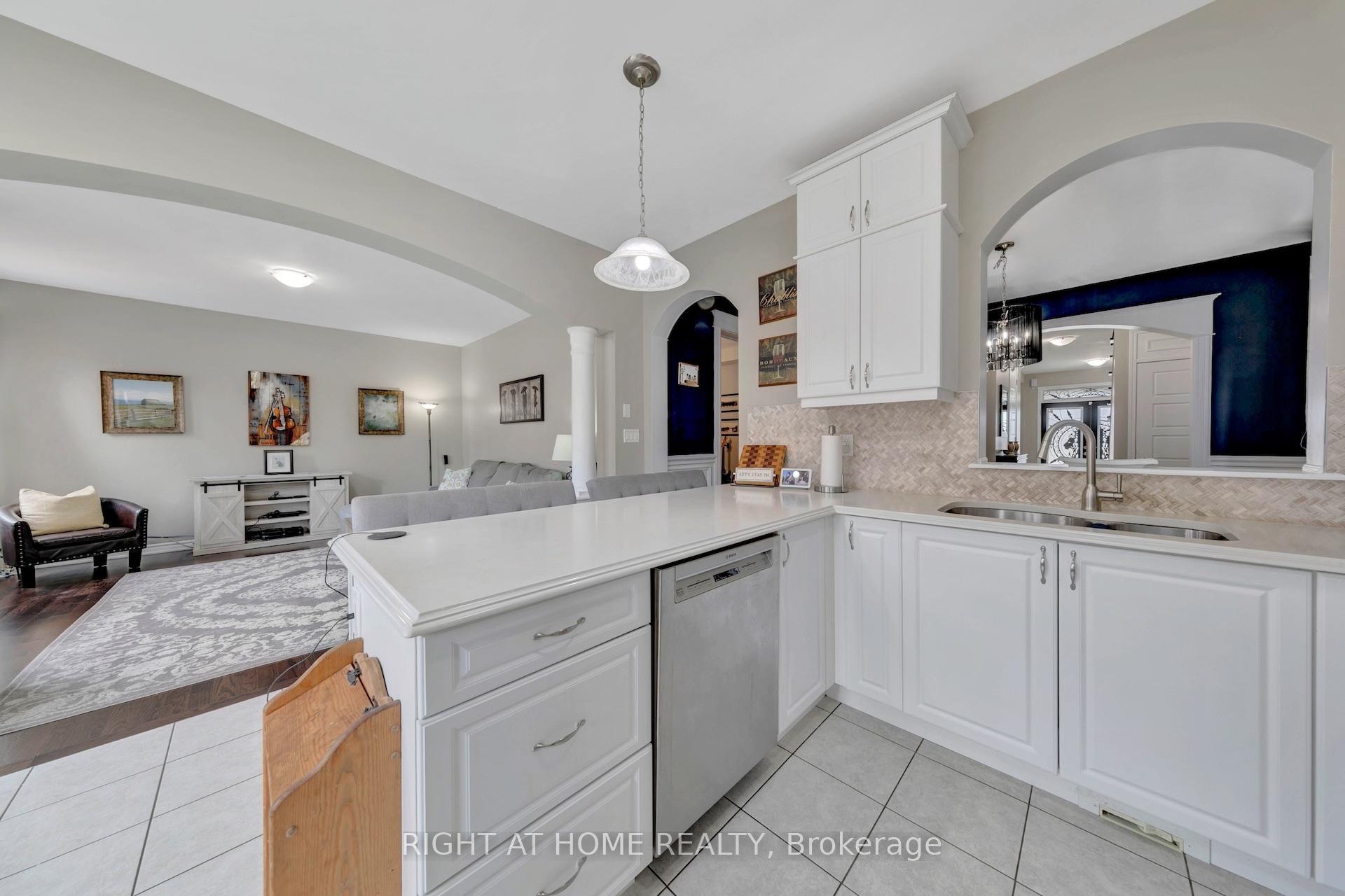 Photo 9 of 171 Thomas Phillips Drive, Aurora, Rural Aurora — HOMEH