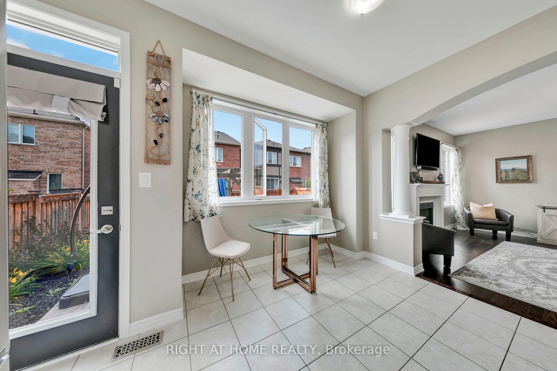 Photo 11 of 171 Thomas Phillips Drive, Aurora, Rural Aurora — HOMEH