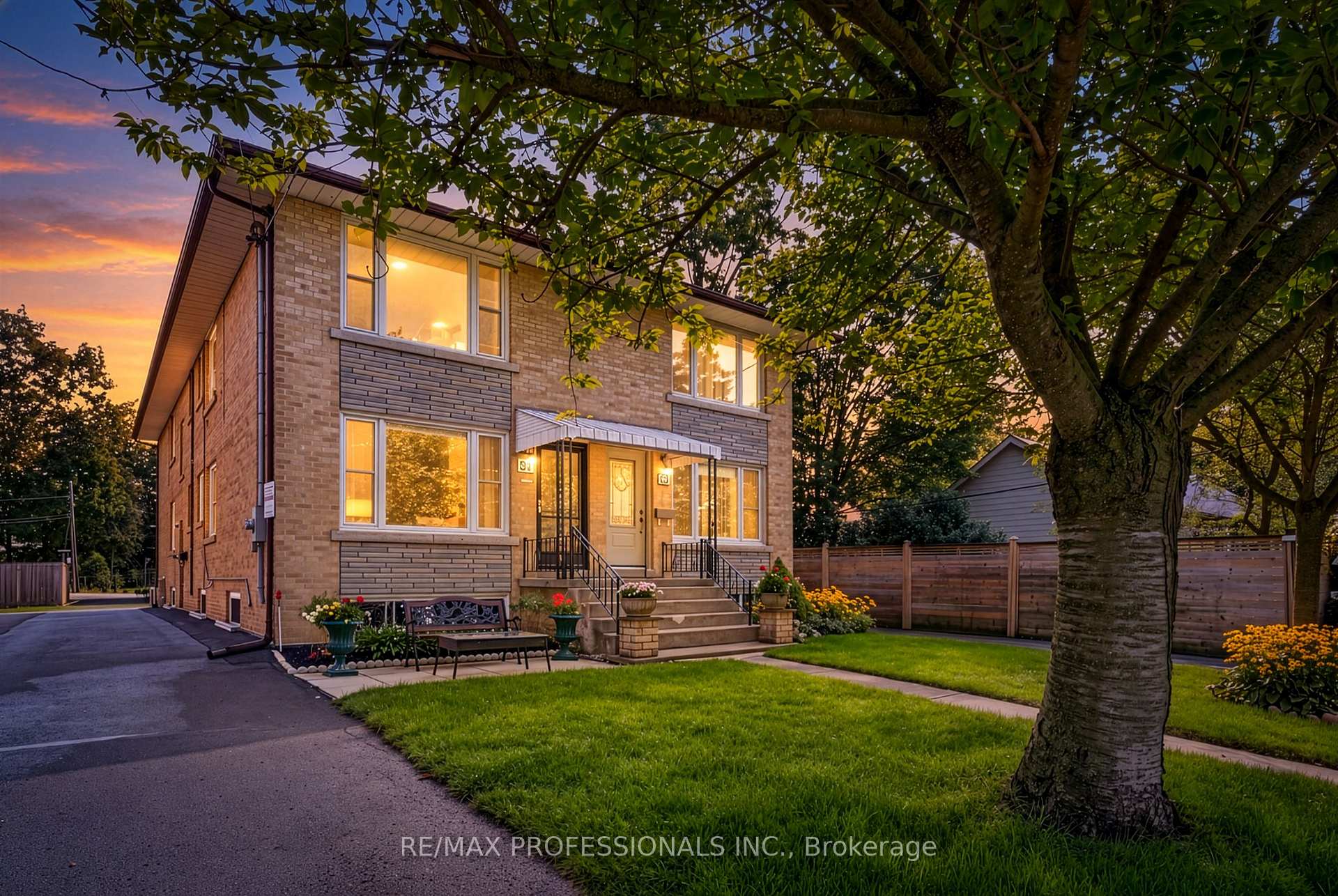 Photo 2 of 31 Long Branch Avenue, Etobicoke, Long Branch — HOMEH