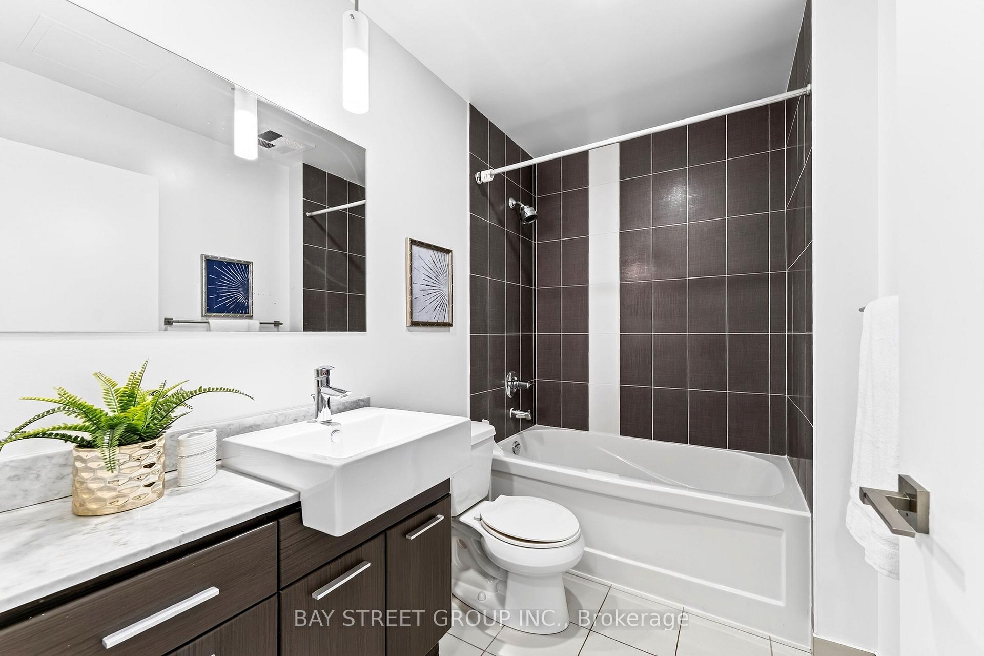 Photo 6 of Unit 709, 770 Bay Street, Toronto, Bay Street Corridor — HOMEH