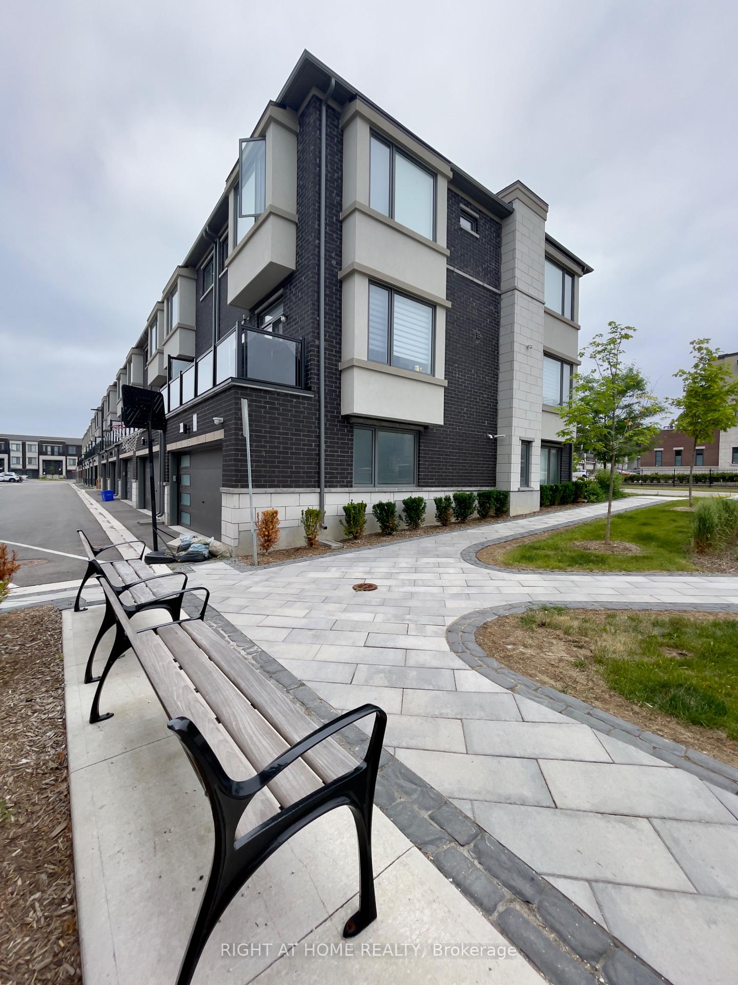 Photo 2 of 125 Crimson Forest Drive, Vaughan, Patterson — HOMEH