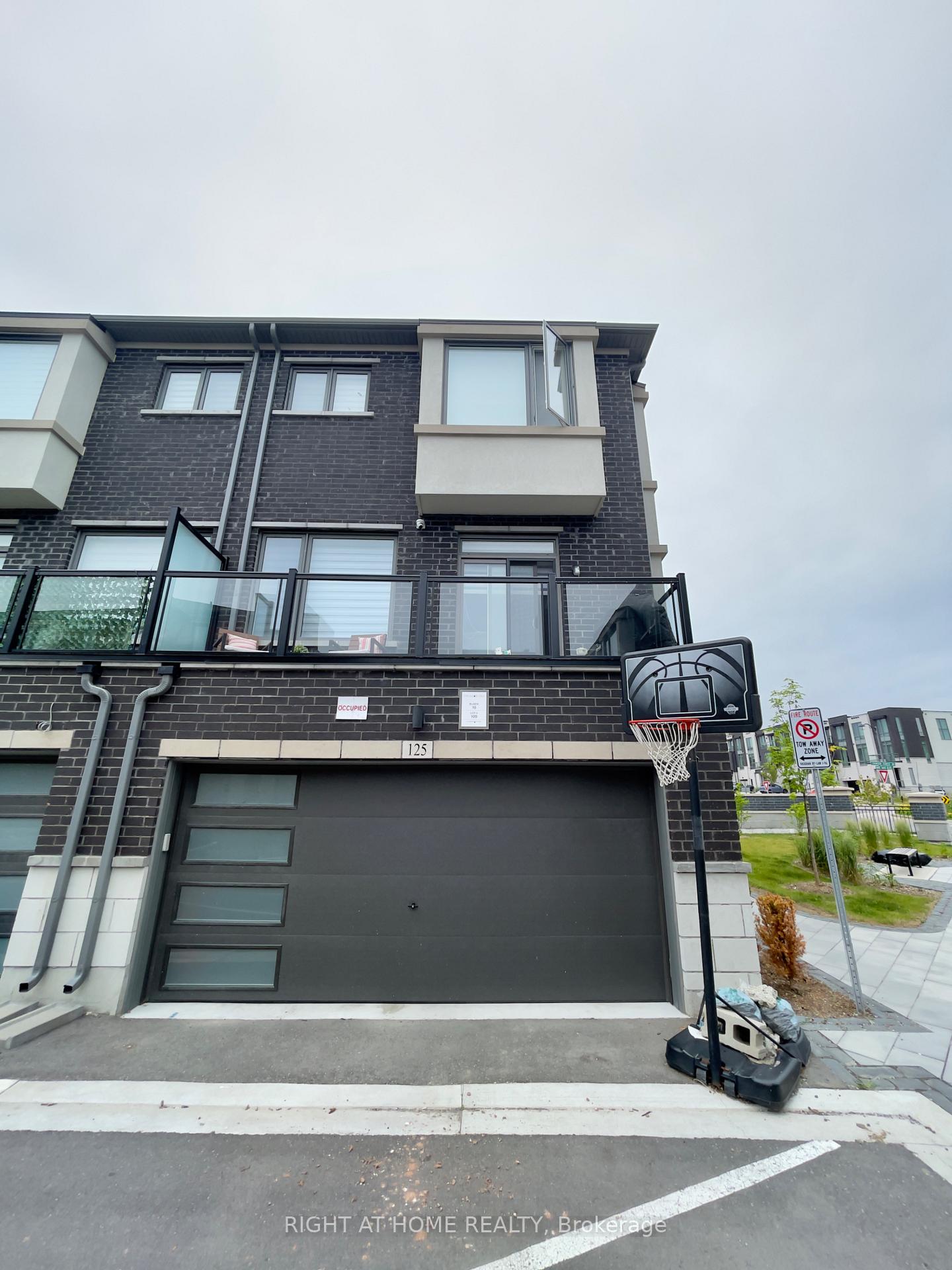 Photo 3 of 125 Crimson Forest Drive, Vaughan, Patterson — HOMEH