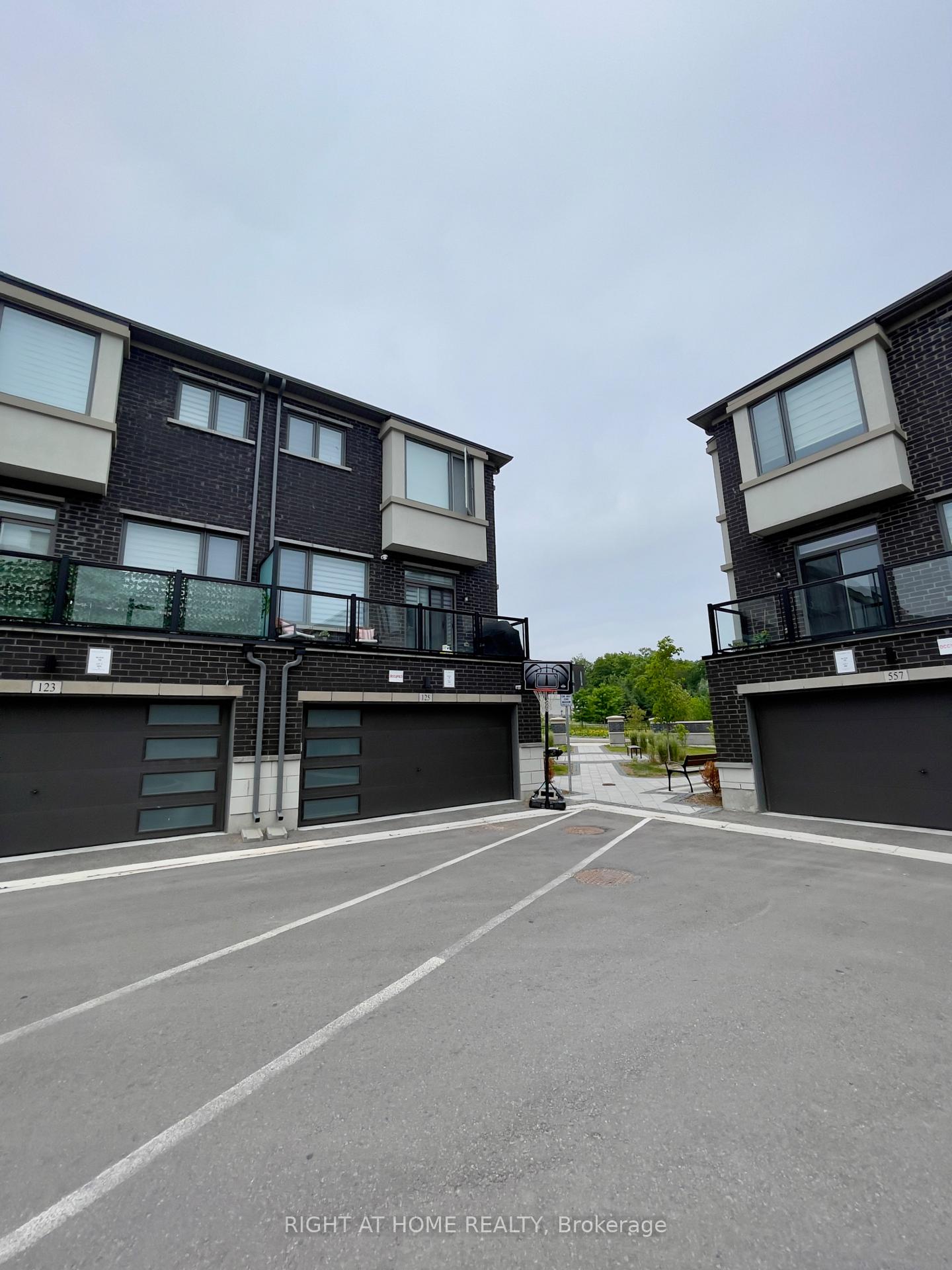 Photo 4 of 125 Crimson Forest Drive, Vaughan, Patterson — HOMEH