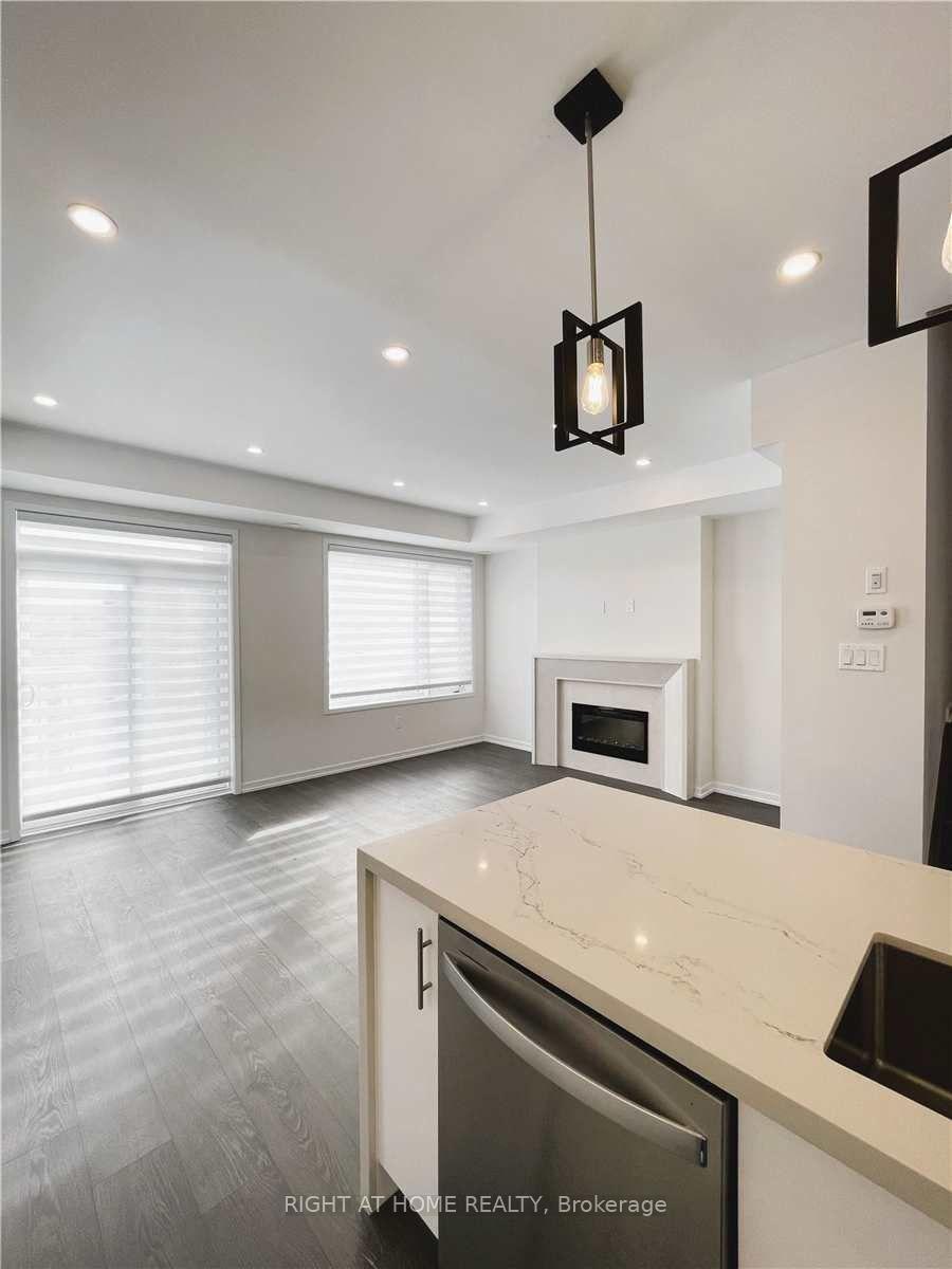 Photo 12 of 125 Crimson Forest Drive, Vaughan, Patterson — HOMEH