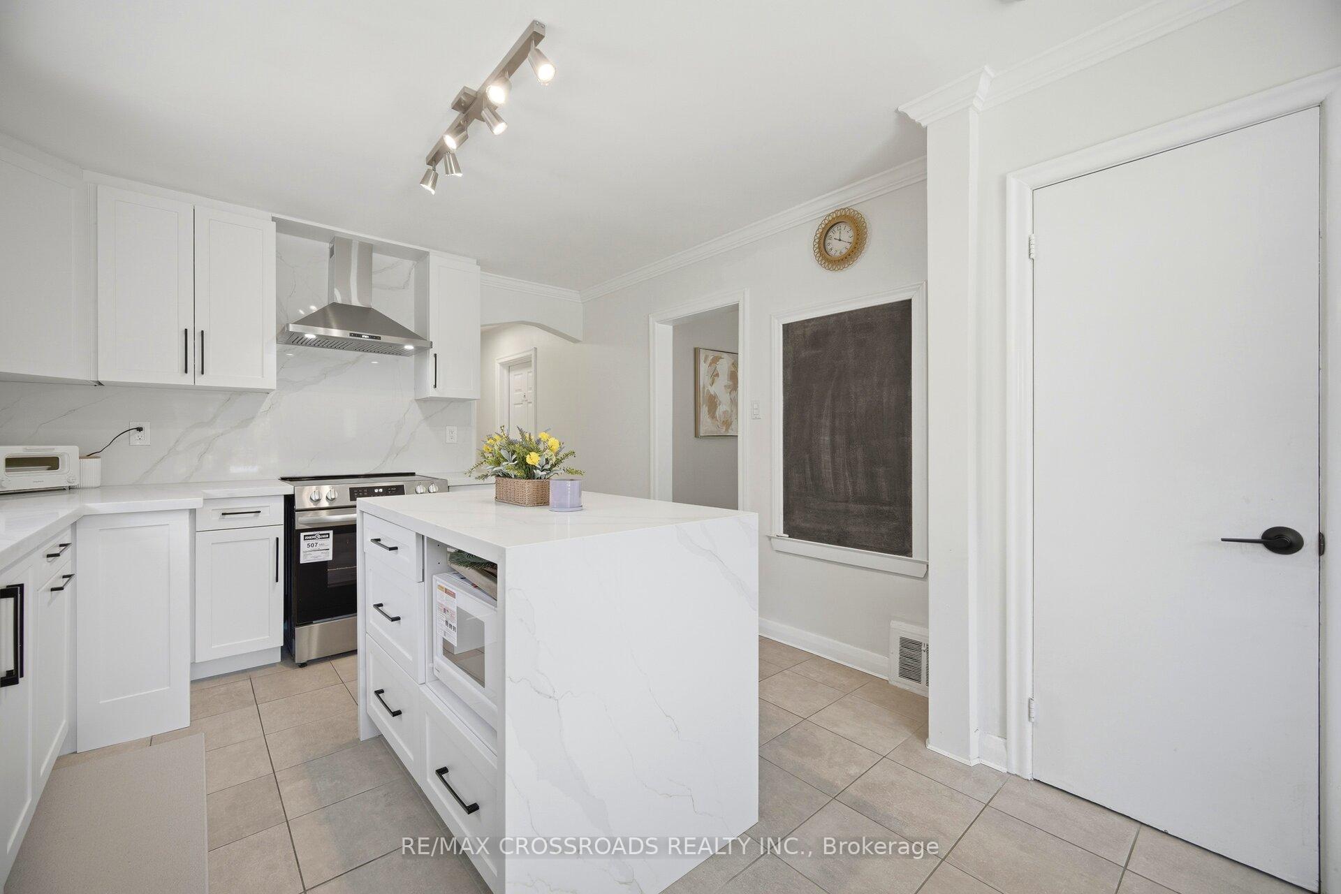 Photo 24 of 18 Adanac Drive, Scarborough, Cliffcrest — HOMEH