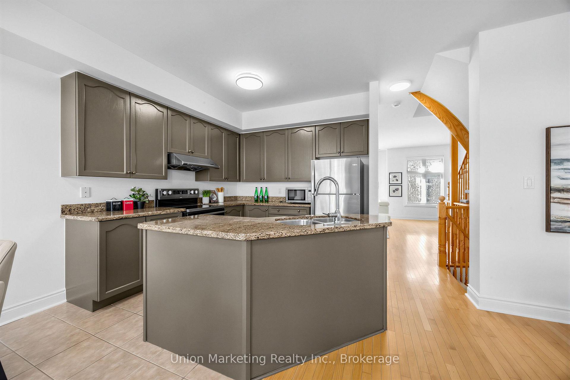 Photo 11 of 18 Yachters Lane, Etobicoke, Mimico — HOMEH