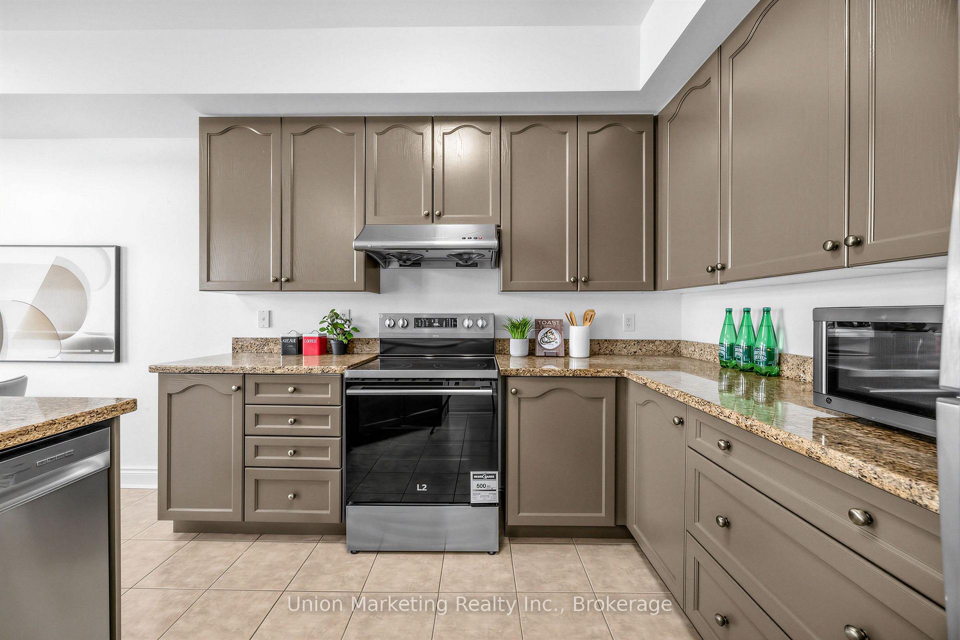 Photo 12 of 18 Yachters Lane, Etobicoke, Mimico — HOMEH