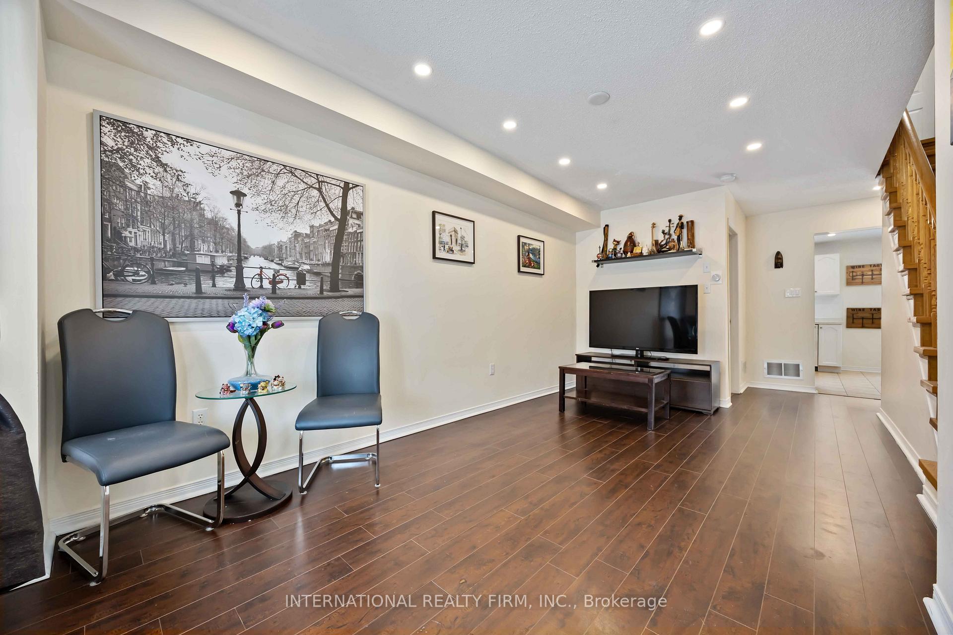 Photo 3 of 340 Flagstone Way, Newmarket, Woodland Hill — HOMEH