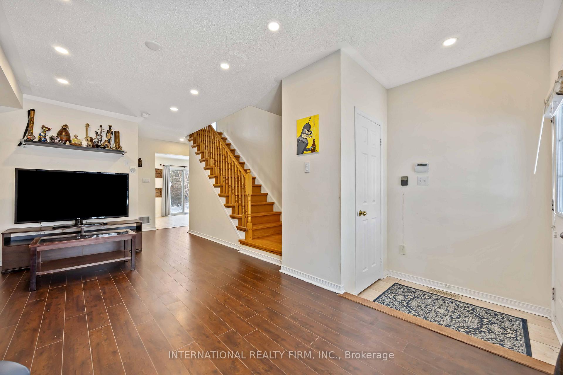 Photo 4 of 340 Flagstone Way, Newmarket, Woodland Hill — HOMEH