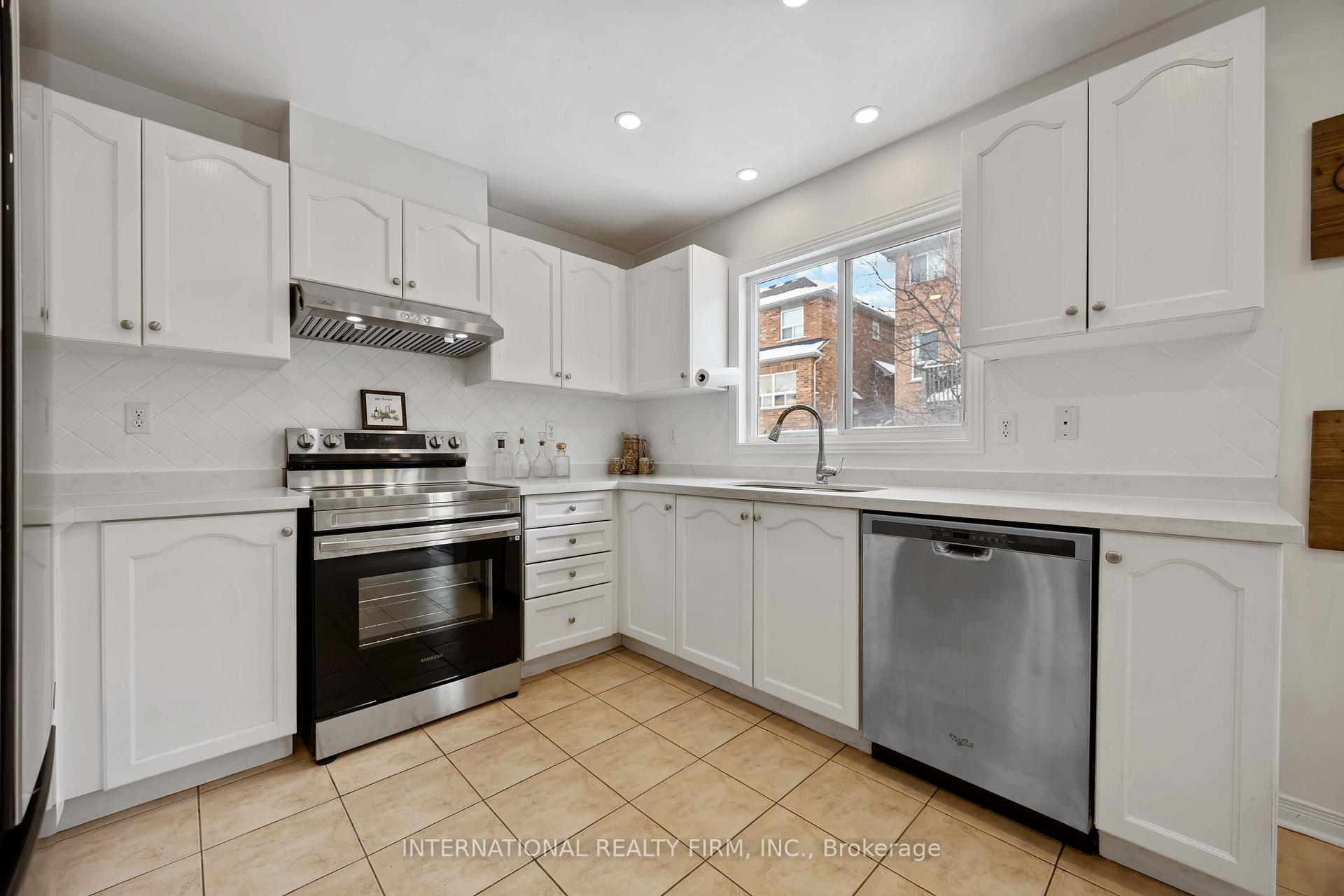 Photo 14 of 340 Flagstone Way, Newmarket, Woodland Hill — HOMEH