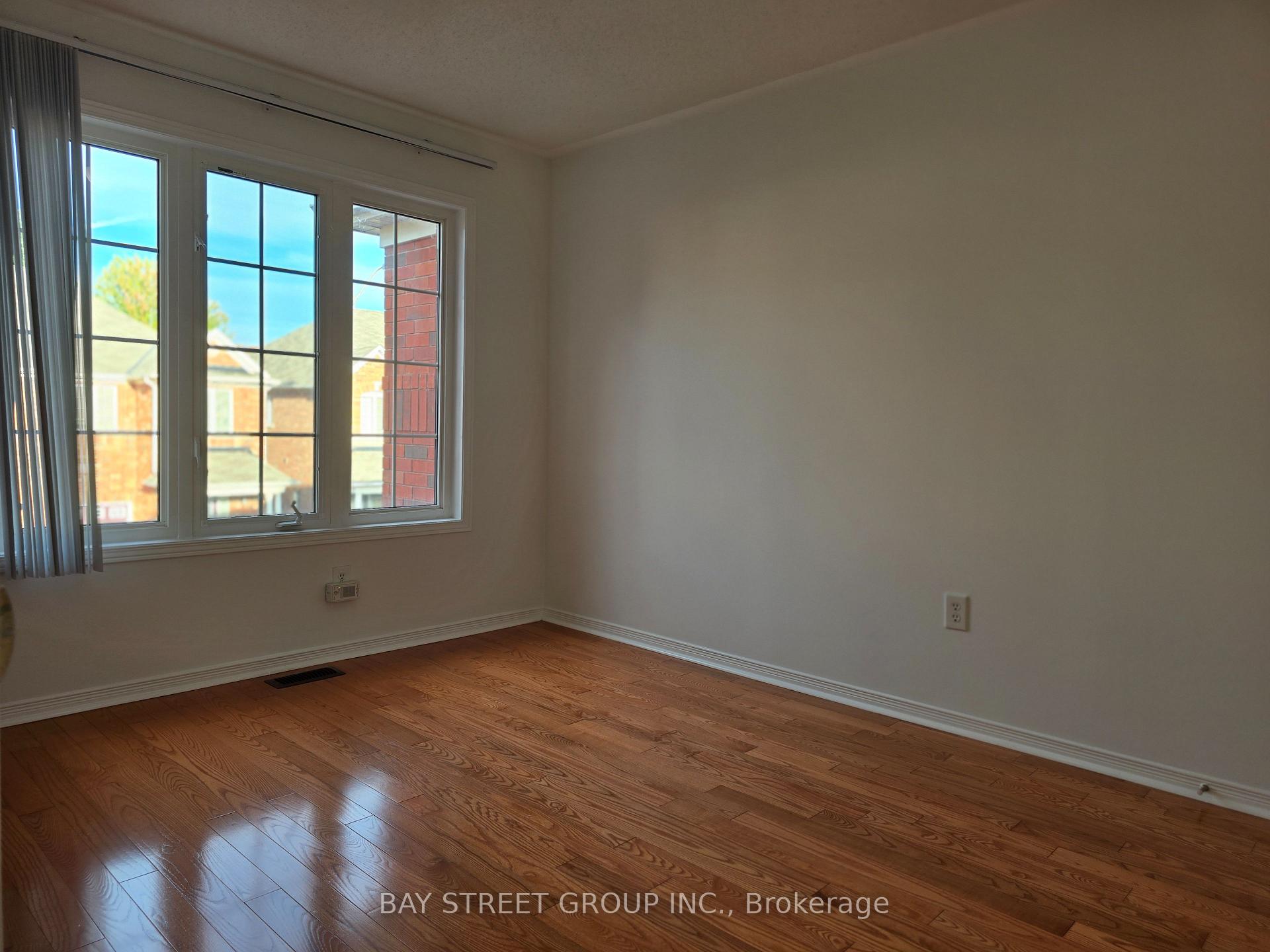 Photo 12 of 88 Dairy Drive, Scarborough, Clairlea-Birchmount — HOMEH