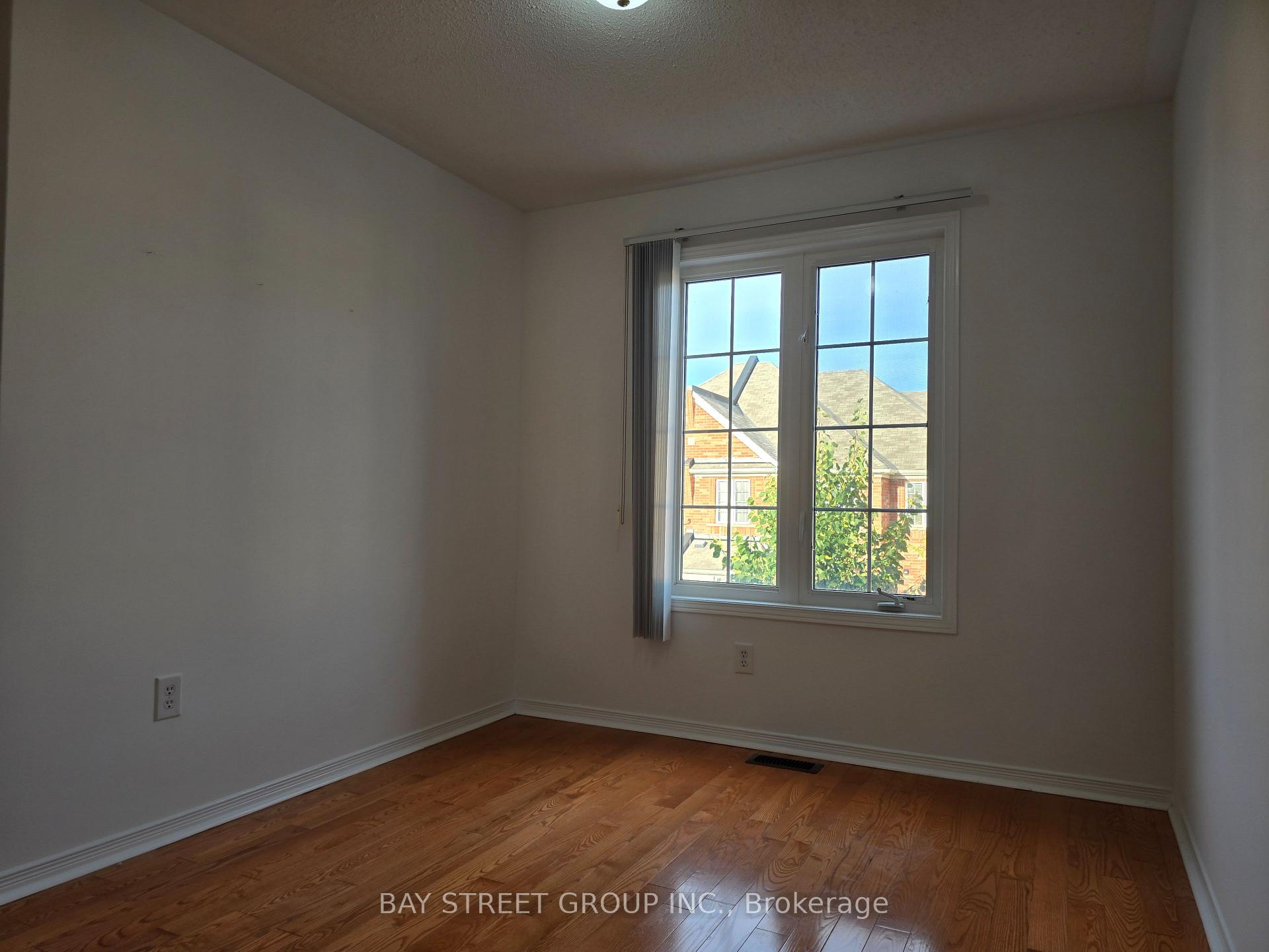 Photo 14 of 88 Dairy Drive, Scarborough, Clairlea-Birchmount — HOMEH