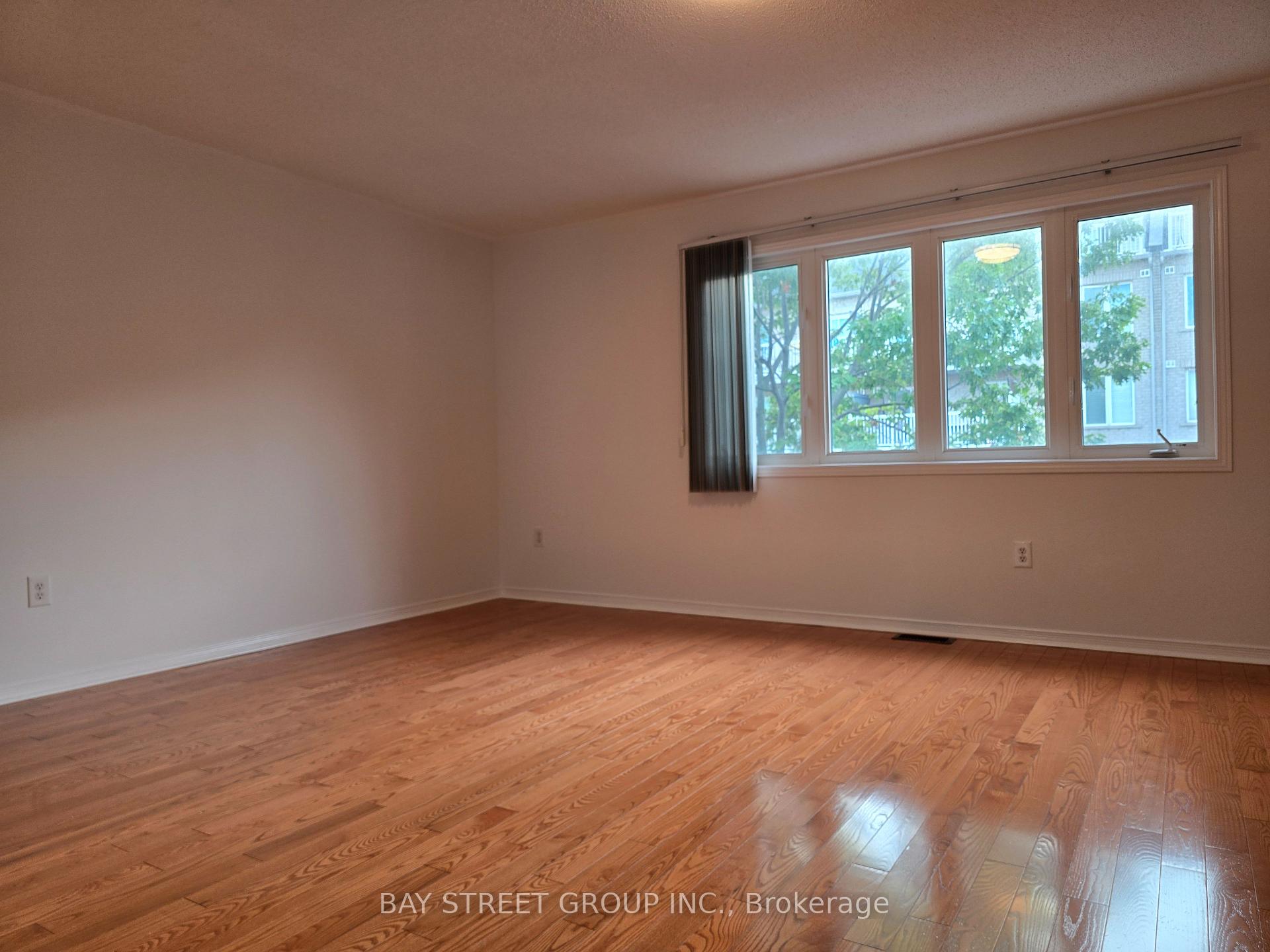 Photo 16 of 88 Dairy Drive, Scarborough, Clairlea-Birchmount — HOMEH