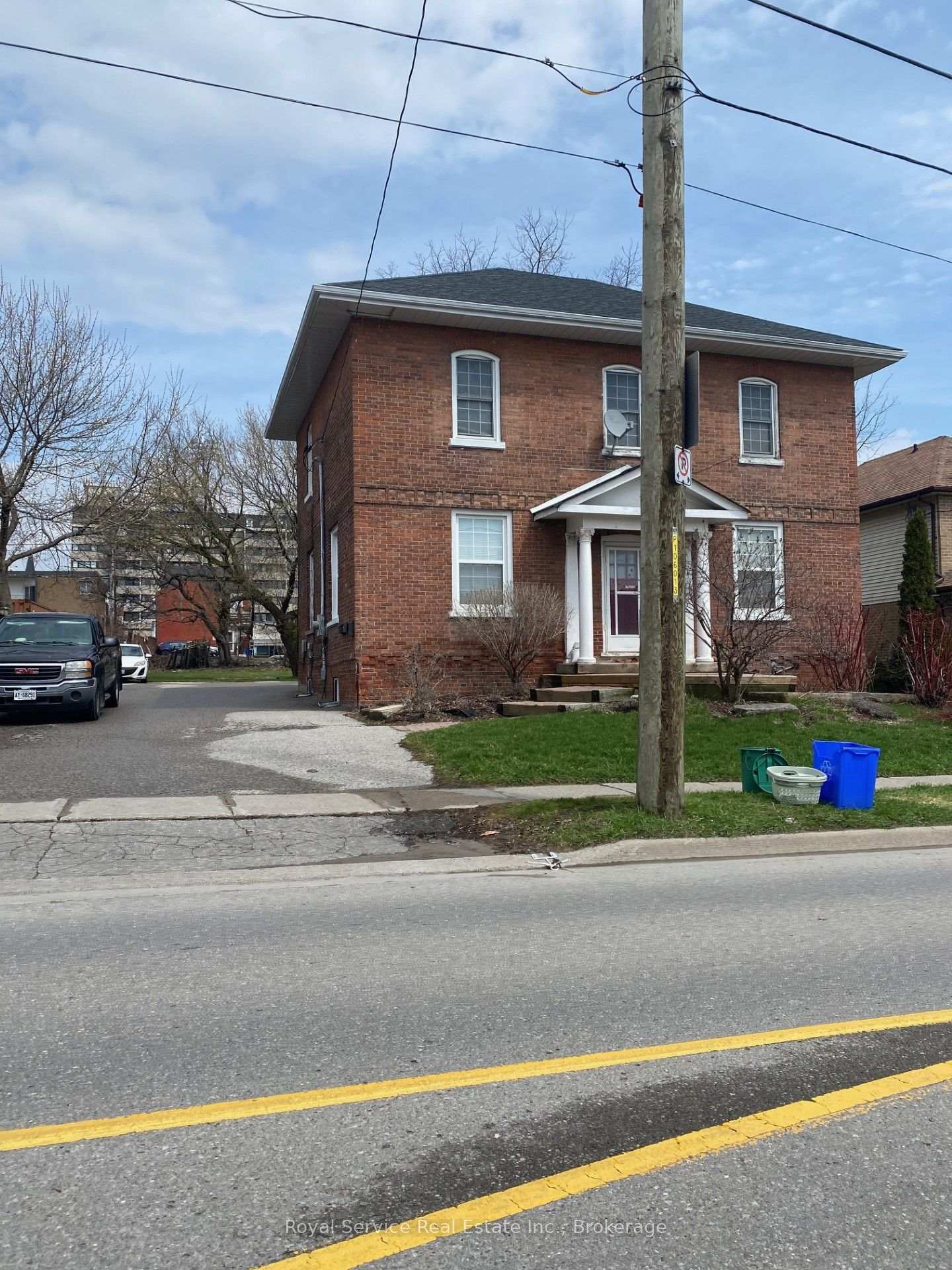 Photo 6 of 102-C Queen Street, Clarington, Bowmanville — HOMEH