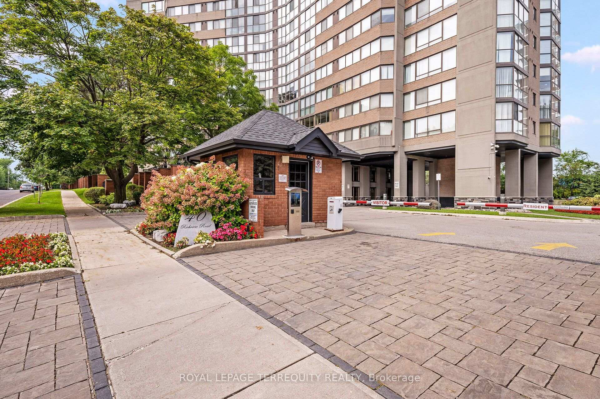 Photo 2 of Unit 2002, 40 Richview Road, Etobicoke, Humber Heights — HOMEH