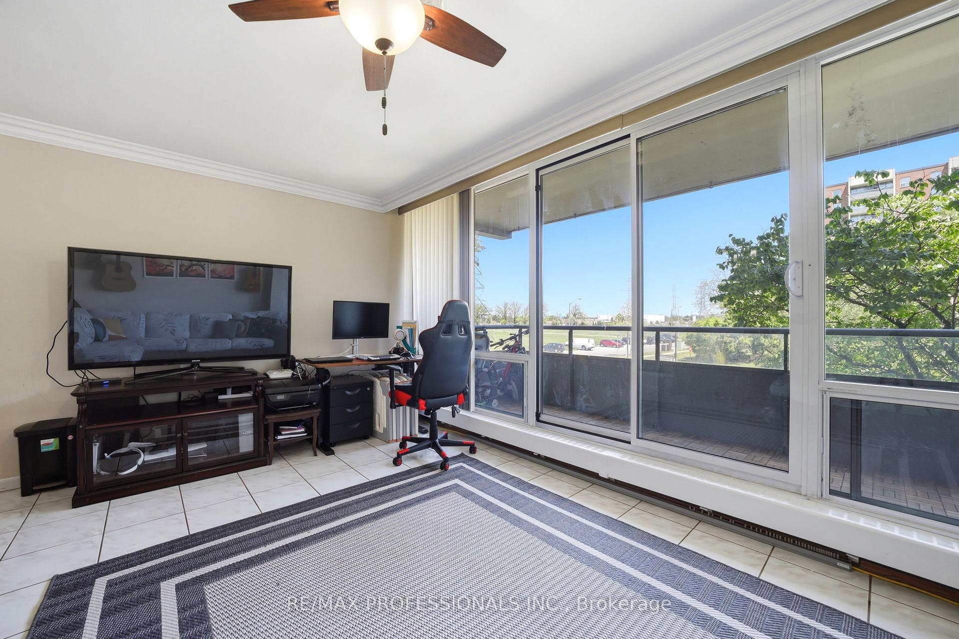 Photo 4 of Unit 204, 19 Four Winds Drive, North York, York University Heights — HOMEH