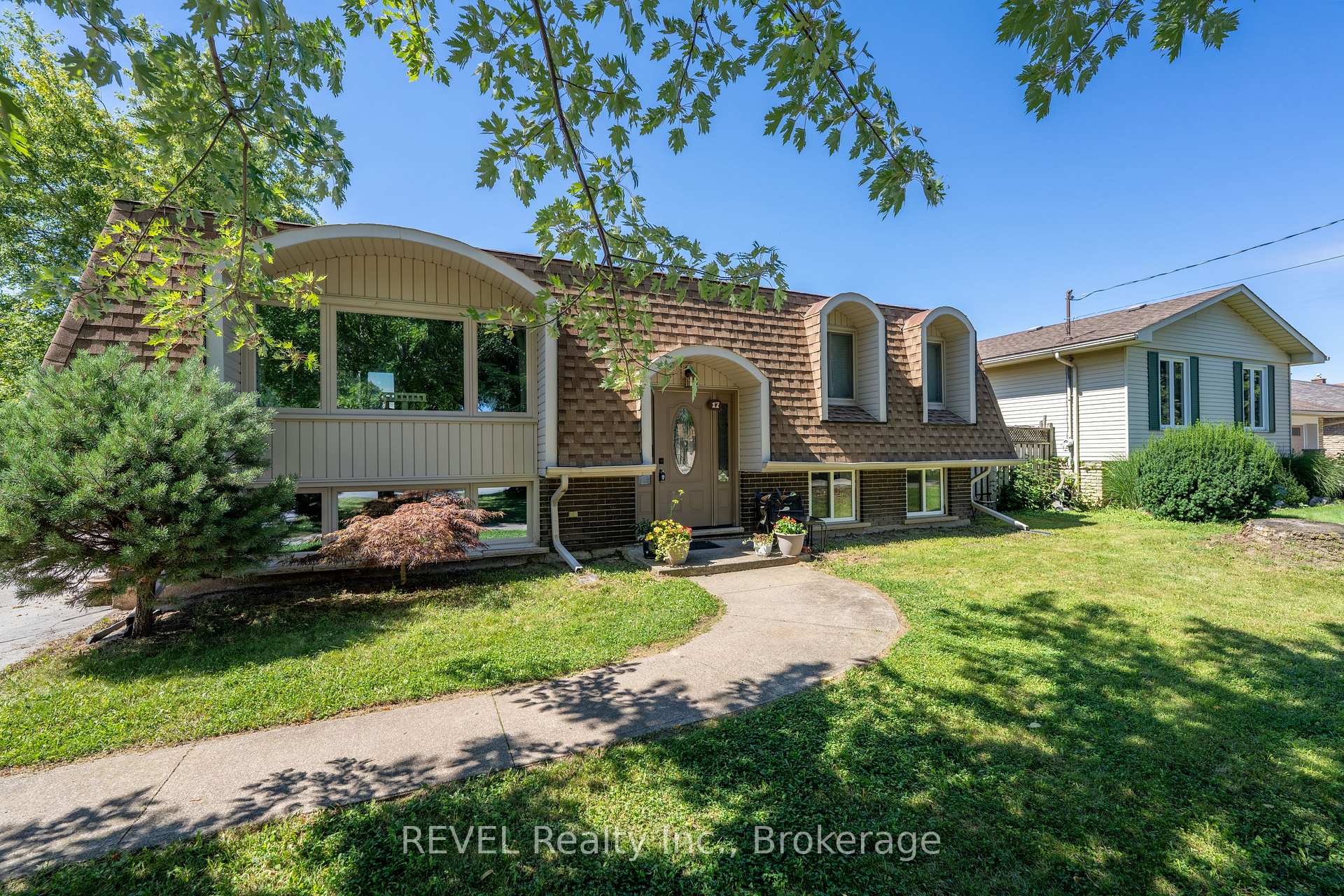 Photo 3 of 17 Ramsey Street, St. Catharines, Lakeport — HOMEH