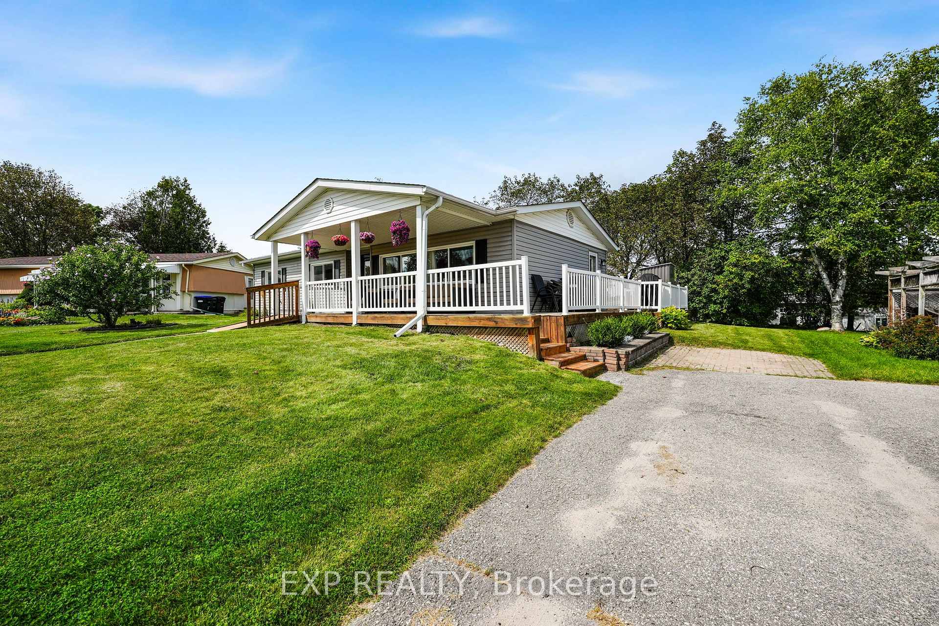 Photo 2 of 4 Fairbirch Court, Innisfil, Rural Innisfil — HOMEH