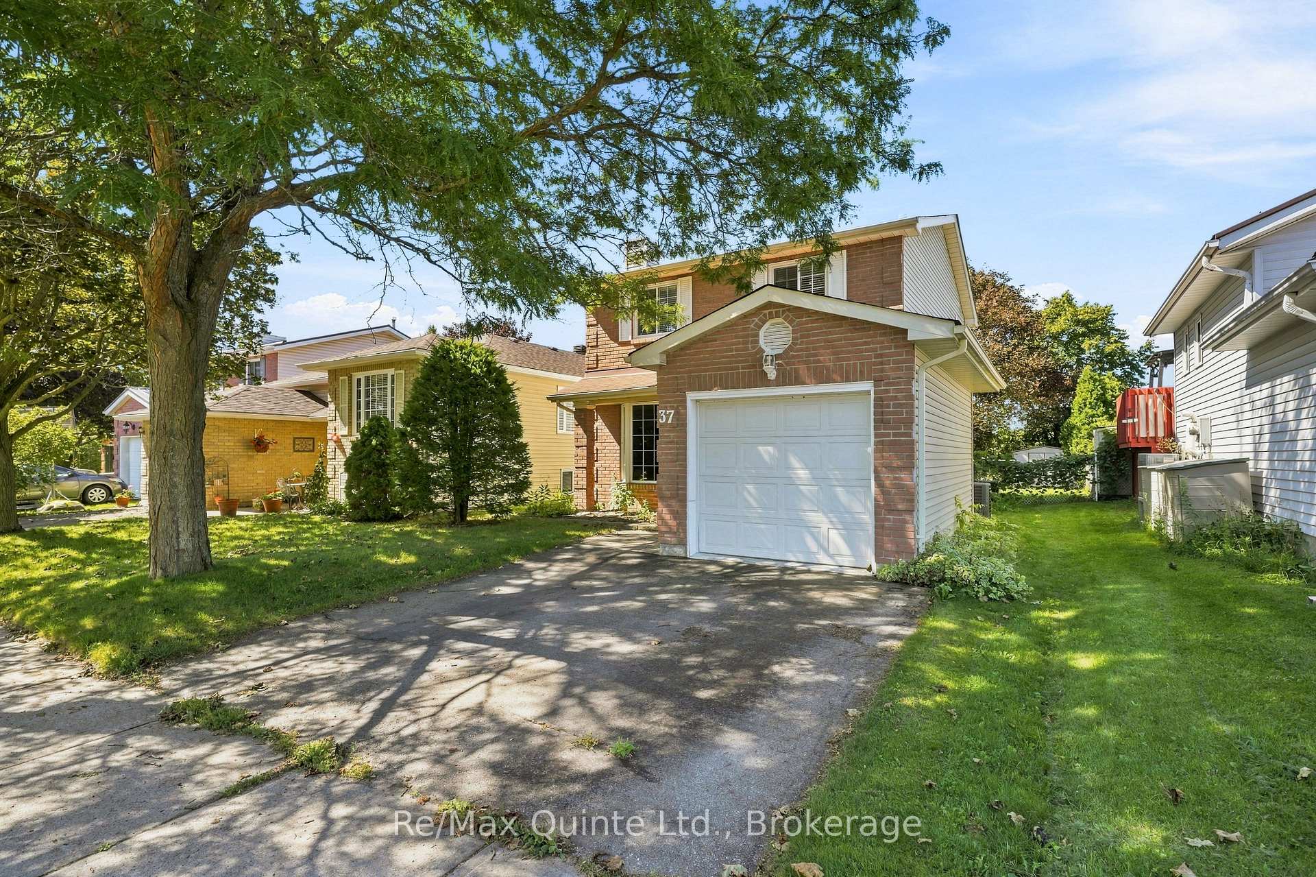 Photo 2 of 37 Bogart Crescent, Belleville, Belleville Ward — HOMEH