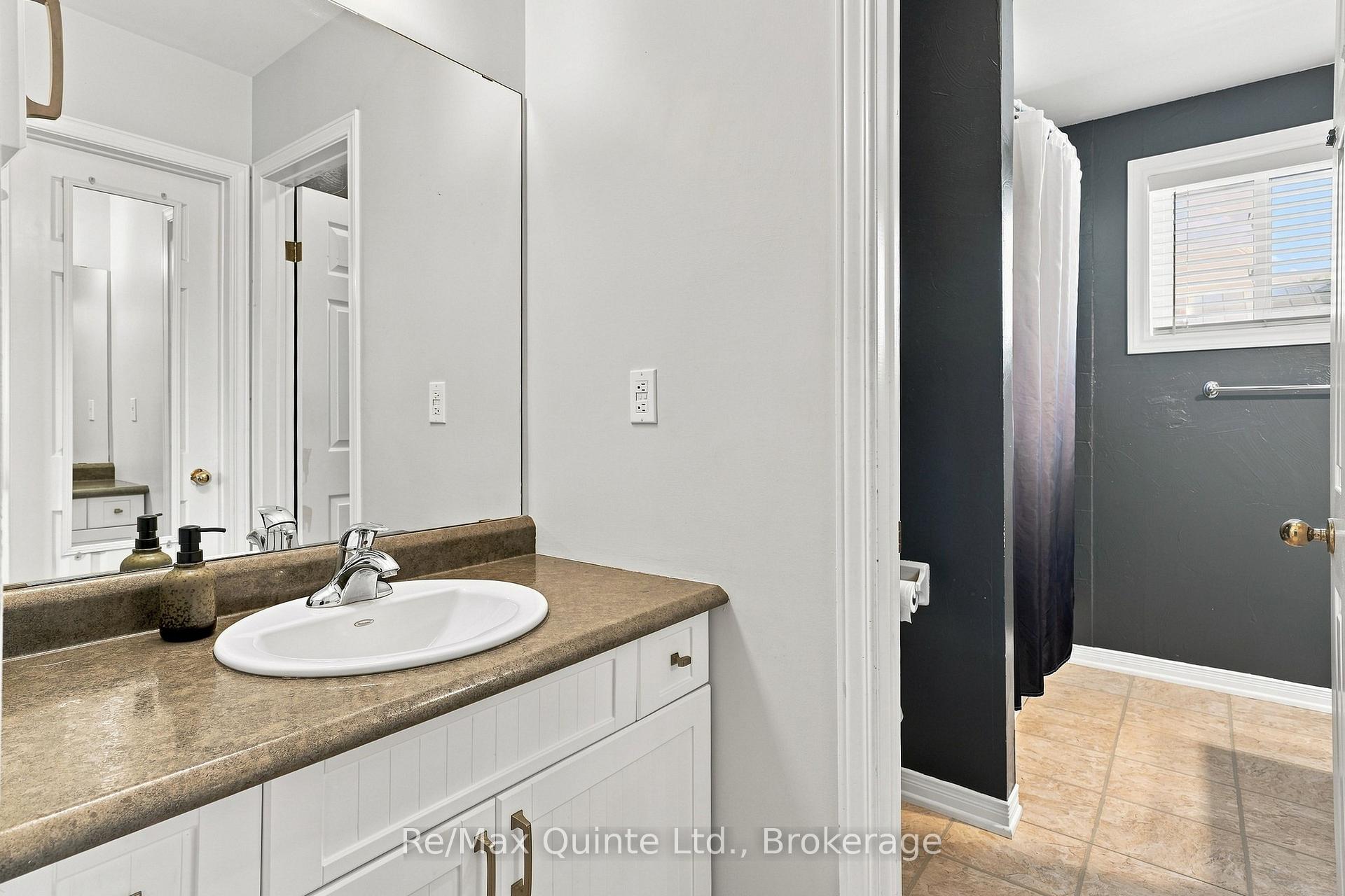 Photo 25 of 37 Bogart Crescent, Belleville, Belleville Ward — HOMEH