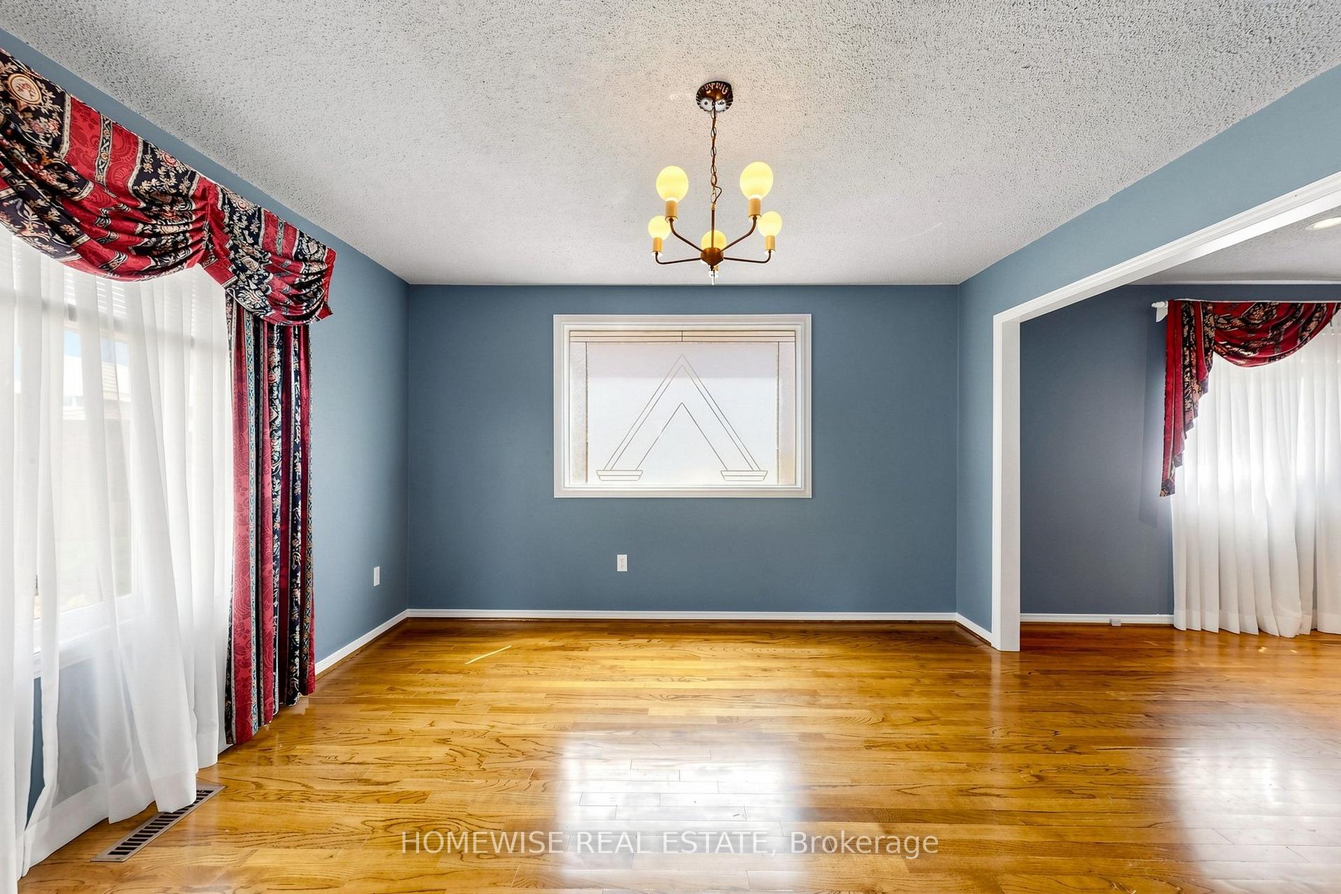 Photo 2 of Unit Main, 11 Briarcliffe Crescent, Vaughan, Brownridge — HOMEH