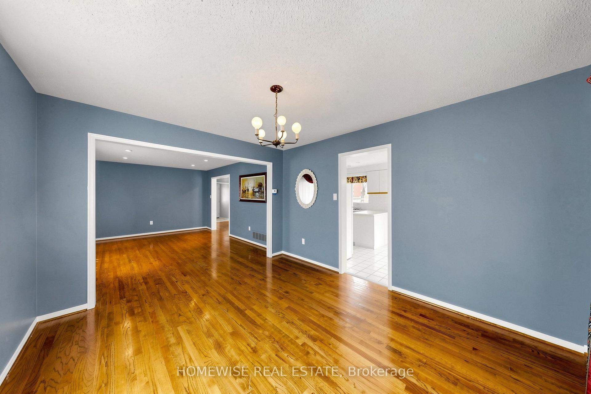 Photo 4 of Unit Main, 11 Briarcliffe Crescent, Vaughan, Brownridge — HOMEH
