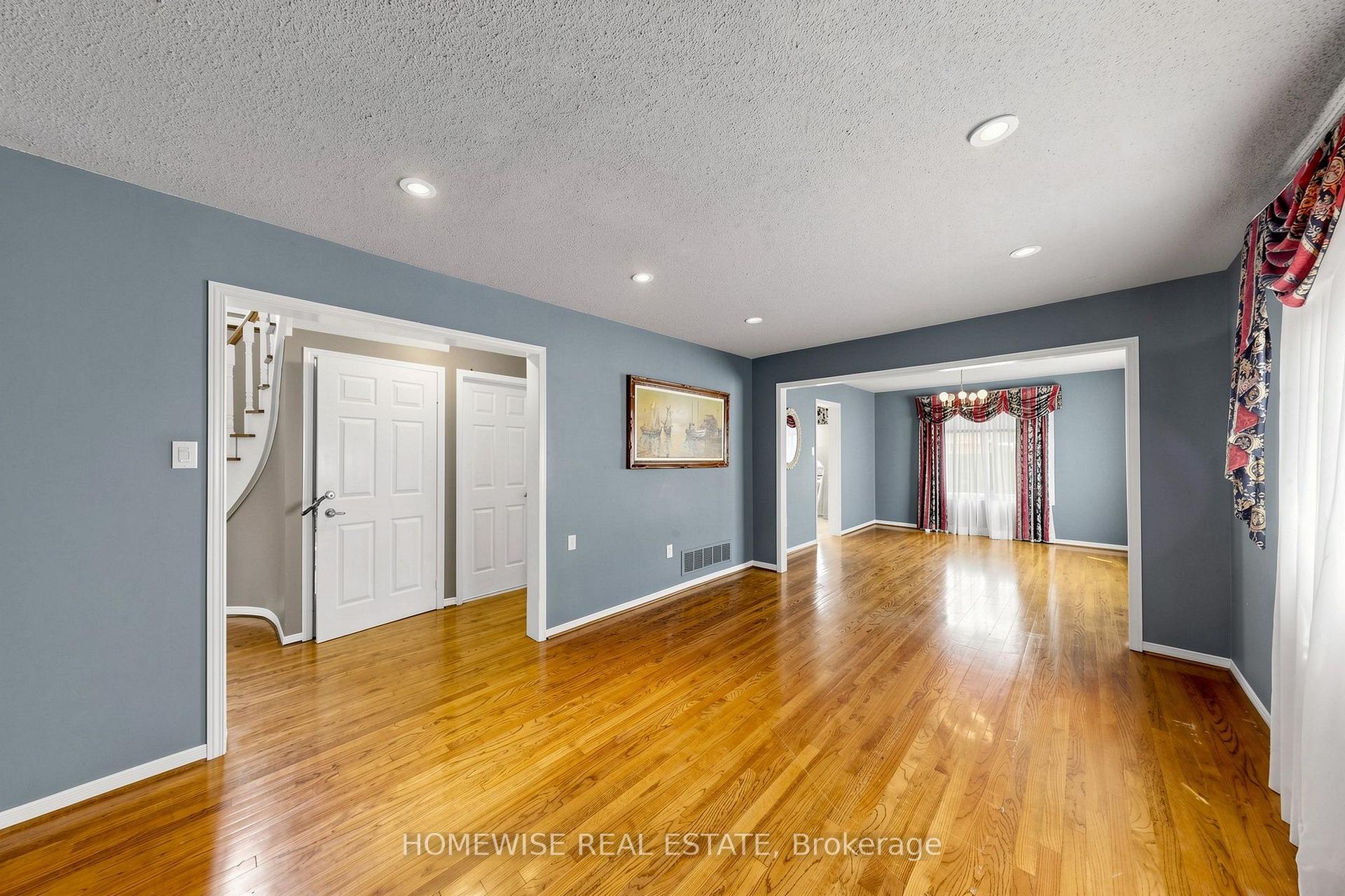 Photo 7 of Unit Main, 11 Briarcliffe Crescent, Vaughan, Brownridge — HOMEH