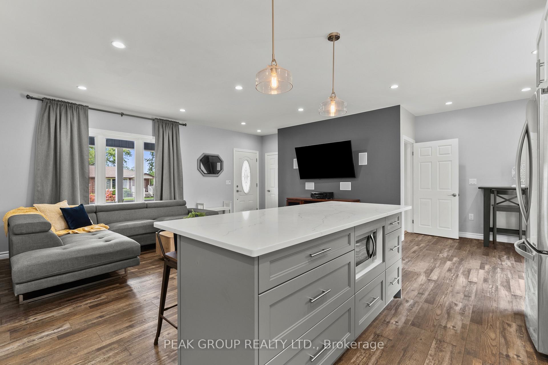 Photo 13 of 19 Bosnich Avenue, Welland, Broadway — HOMEH