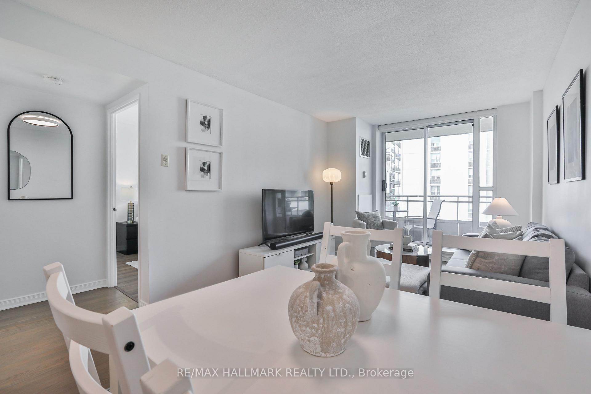 Photo 7 of Unit 716, 245 Davisville Avenue, Toronto, Mount Pleasant West — HOMEH