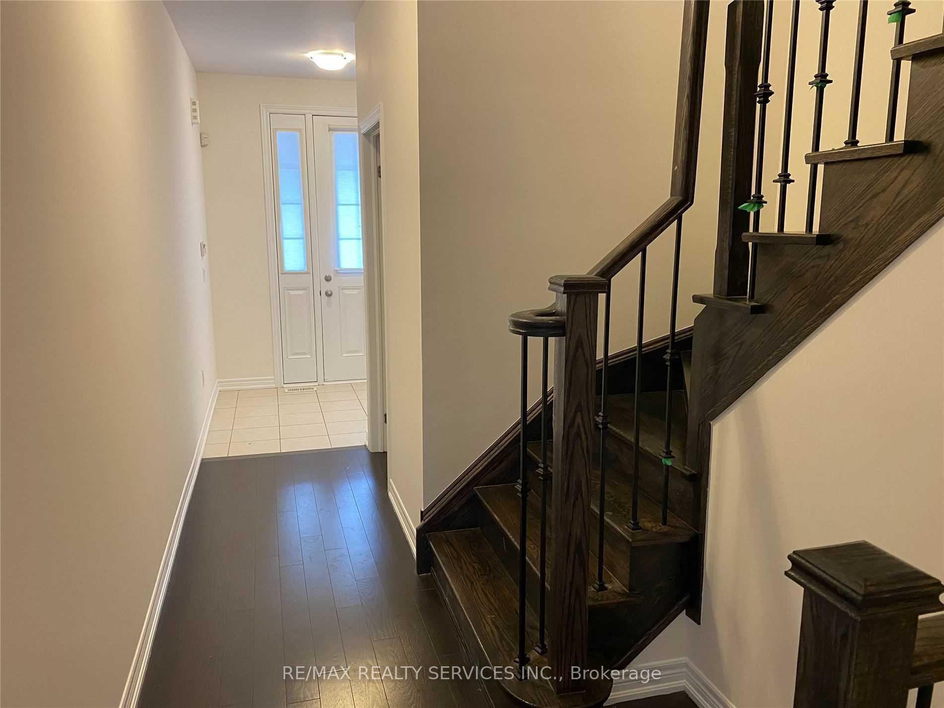 Photo 3 of 43 Hogan Manor Drive, Brampton, Northwest Brampton — HOMEH