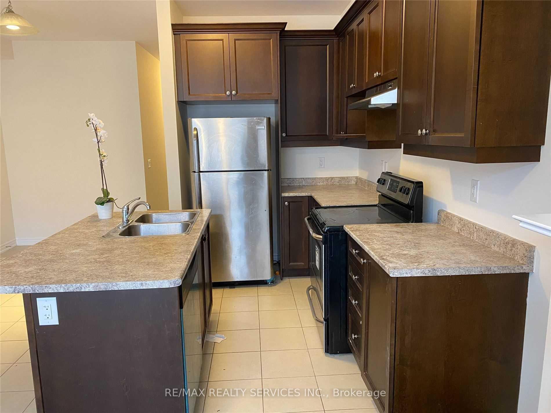 Photo 5 of 43 Hogan Manor Drive, Brampton, Northwest Brampton — HOMEH
