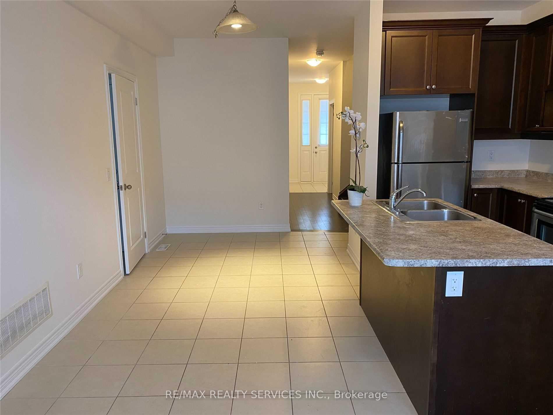 Photo 6 of 43 Hogan Manor Drive, Brampton, Northwest Brampton — HOMEH