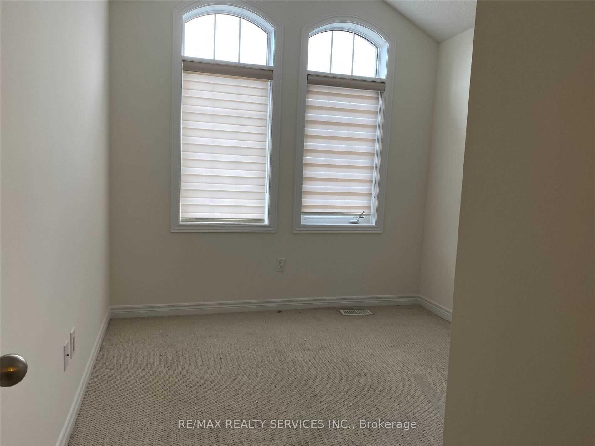 Photo 9 of 43 Hogan Manor Drive, Brampton, Northwest Brampton — HOMEH