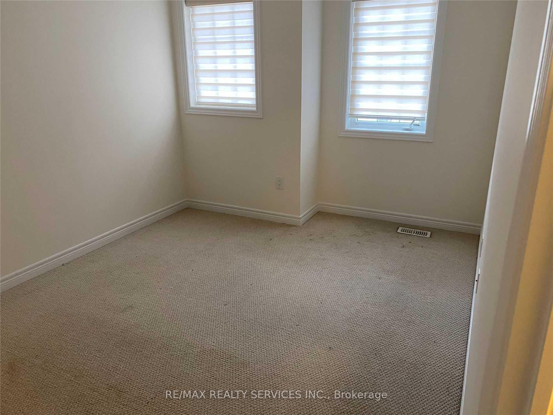 Photo 10 of 43 Hogan Manor Drive, Brampton, Northwest Brampton — HOMEH