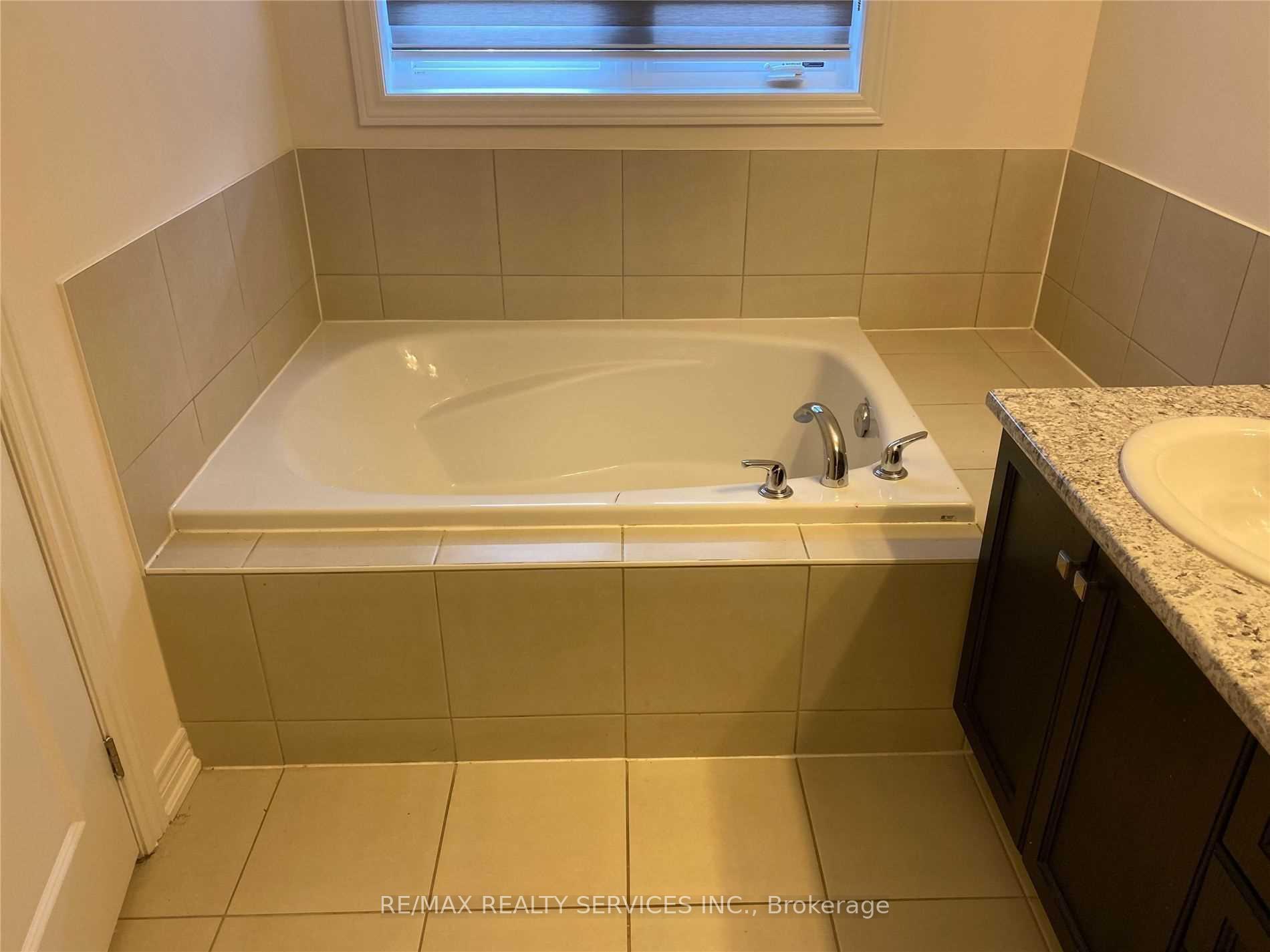 Photo 15 of 43 Hogan Manor Drive, Brampton, Northwest Brampton — HOMEH