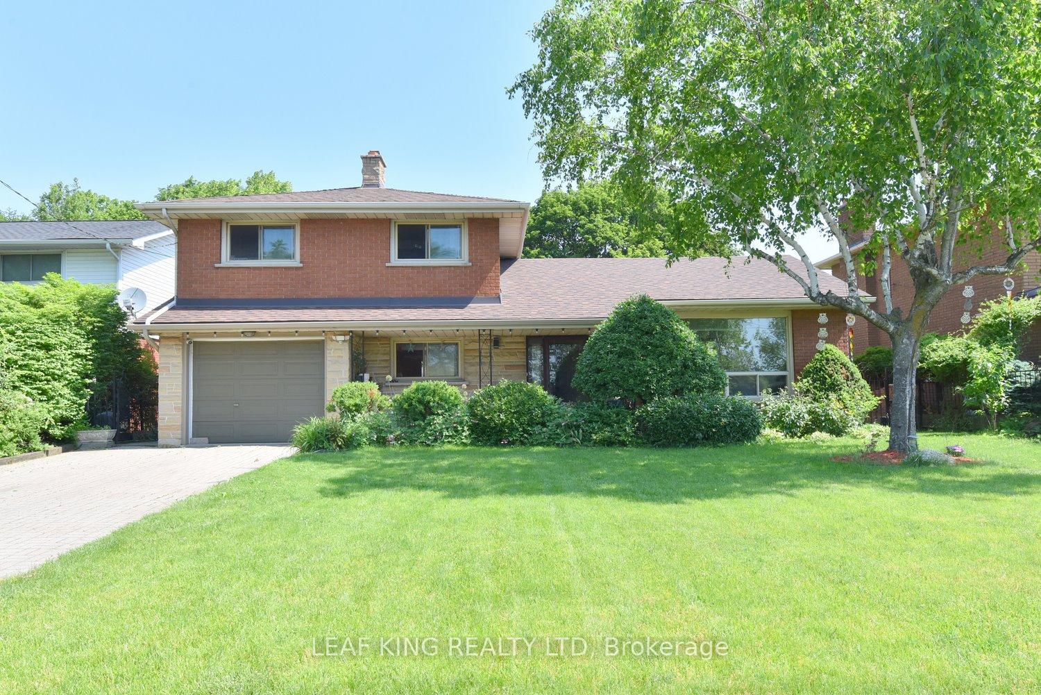 Photo of 372 Fennell Avenue W