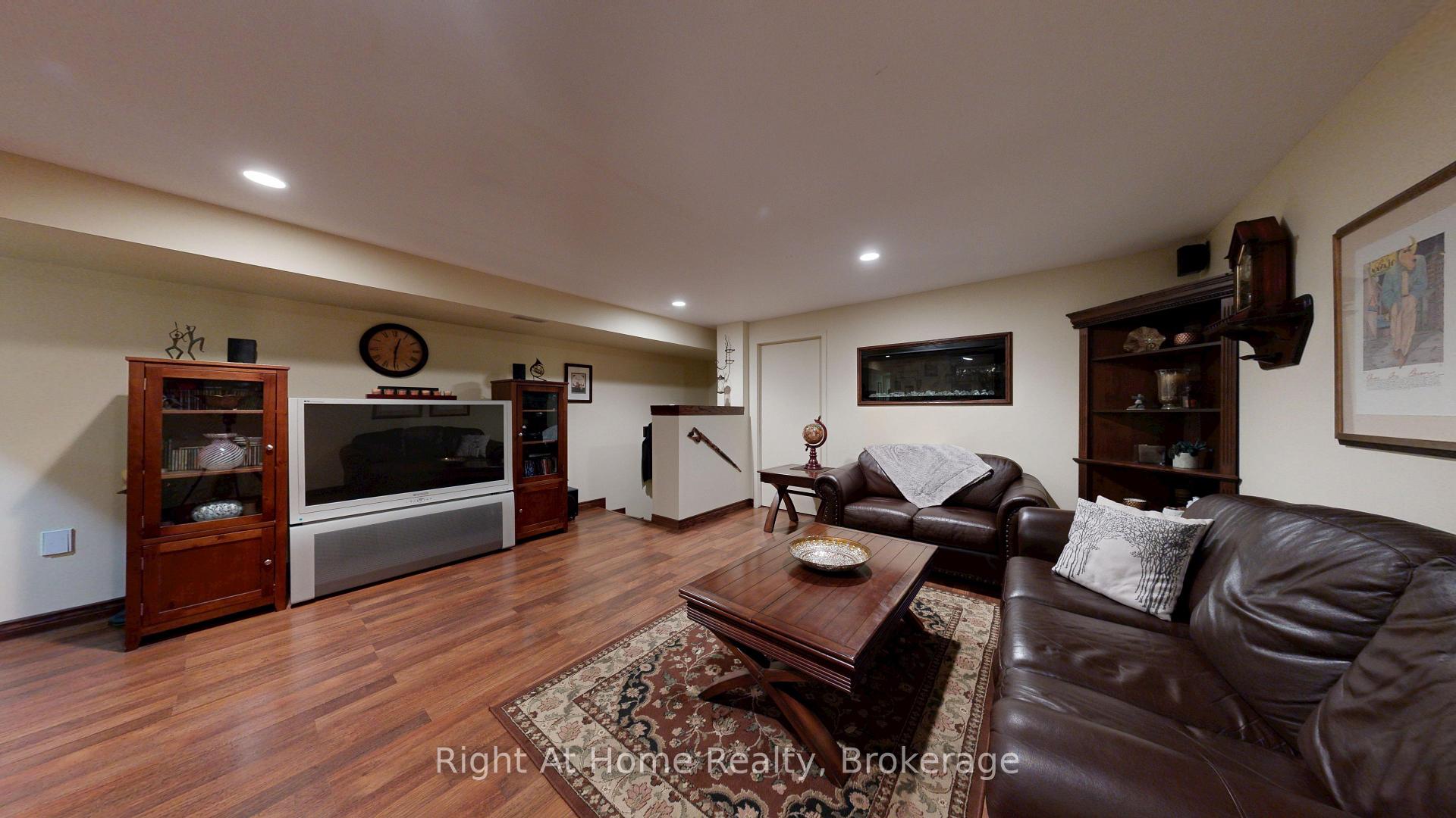 Photo 10 of 40 Torr Lane, Ajax, Central — HOMEH