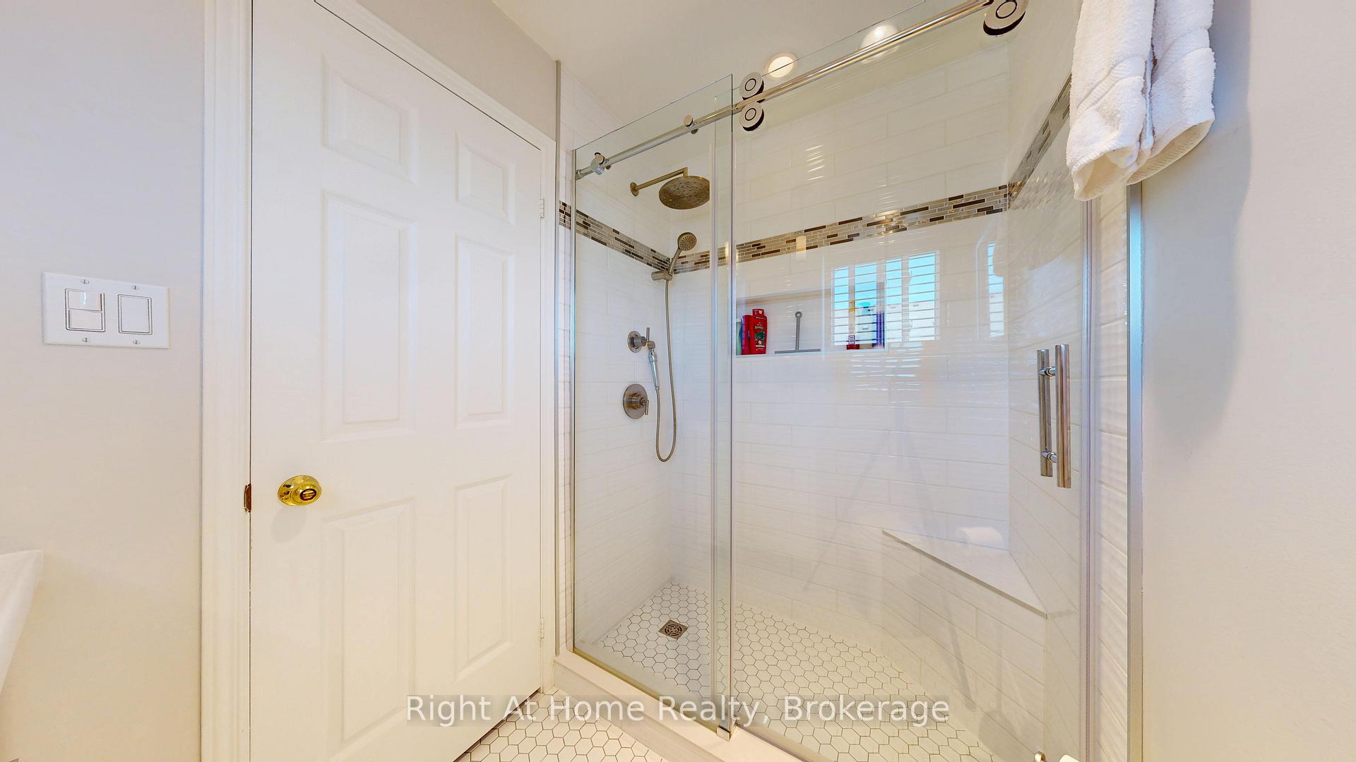 Photo 13 of 40 Torr Lane, Ajax, Central — HOMEH