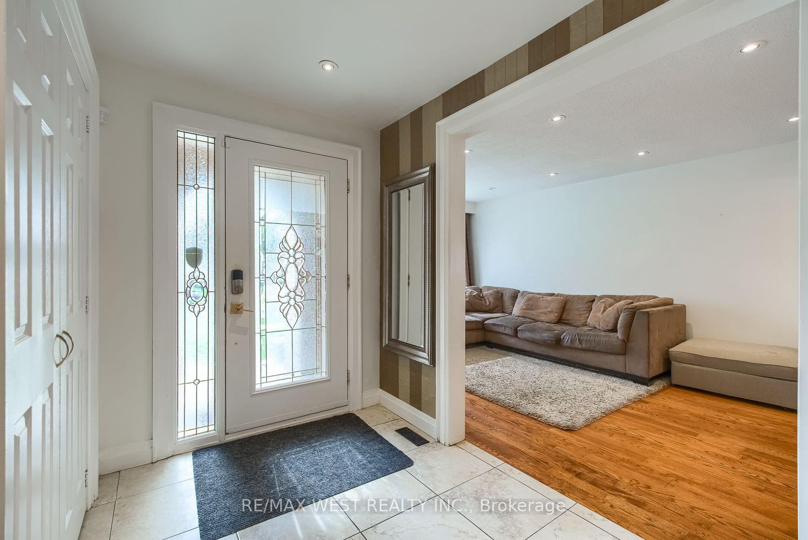 Photo 5 of 347 Karen Park Crescent, Mississauga, Mississauga Valleys — HOMEH