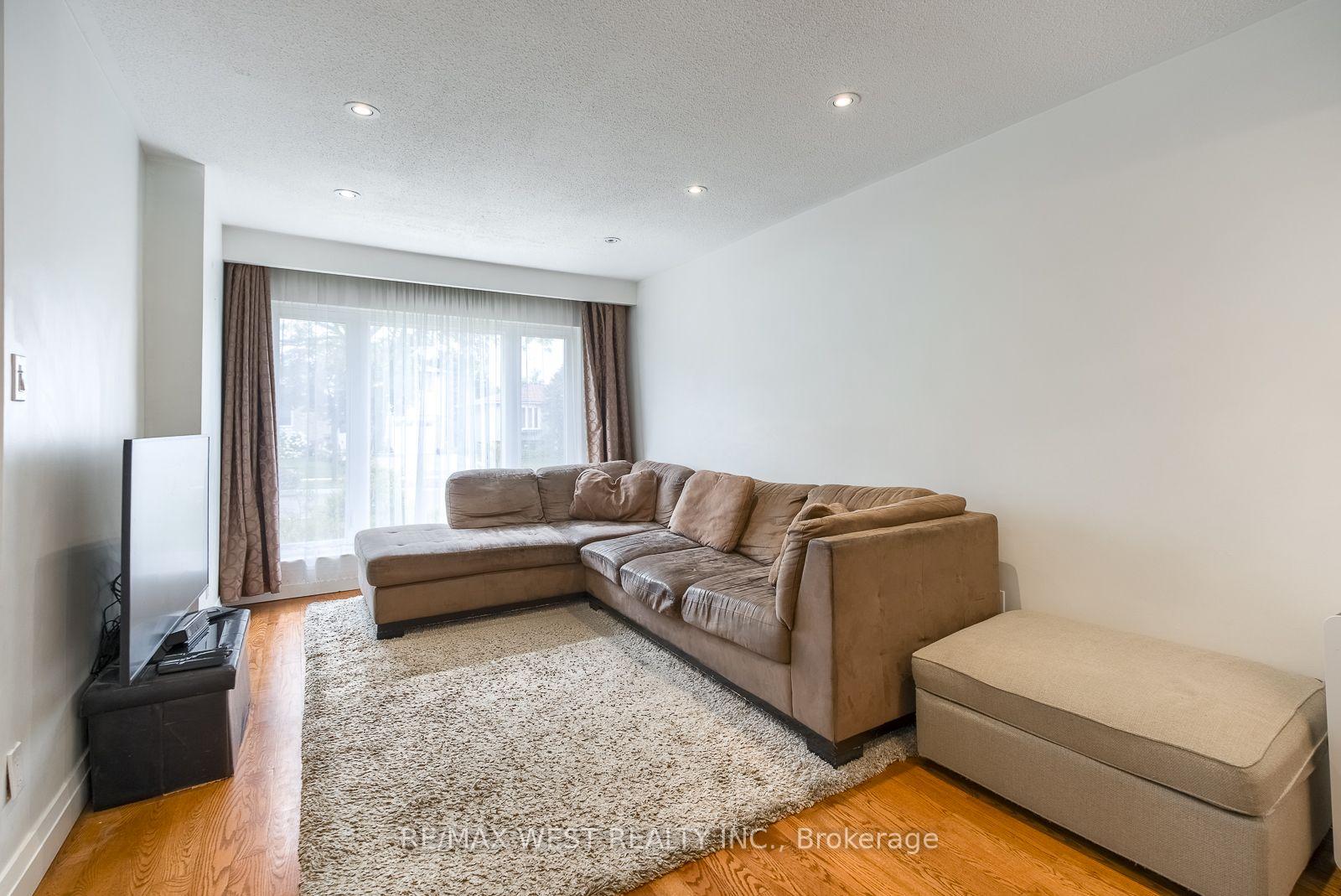 Photo 6 of 347 Karen Park Crescent, Mississauga, Mississauga Valleys — HOMEH