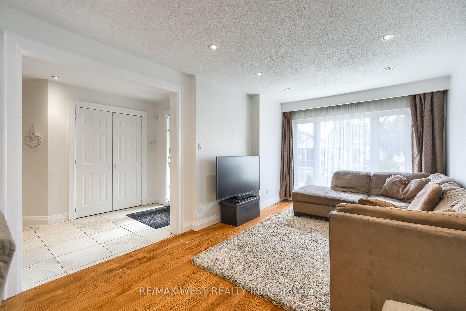 Photo 7 of 347 Karen Park Crescent, Mississauga, Mississauga Valleys — HOMEH