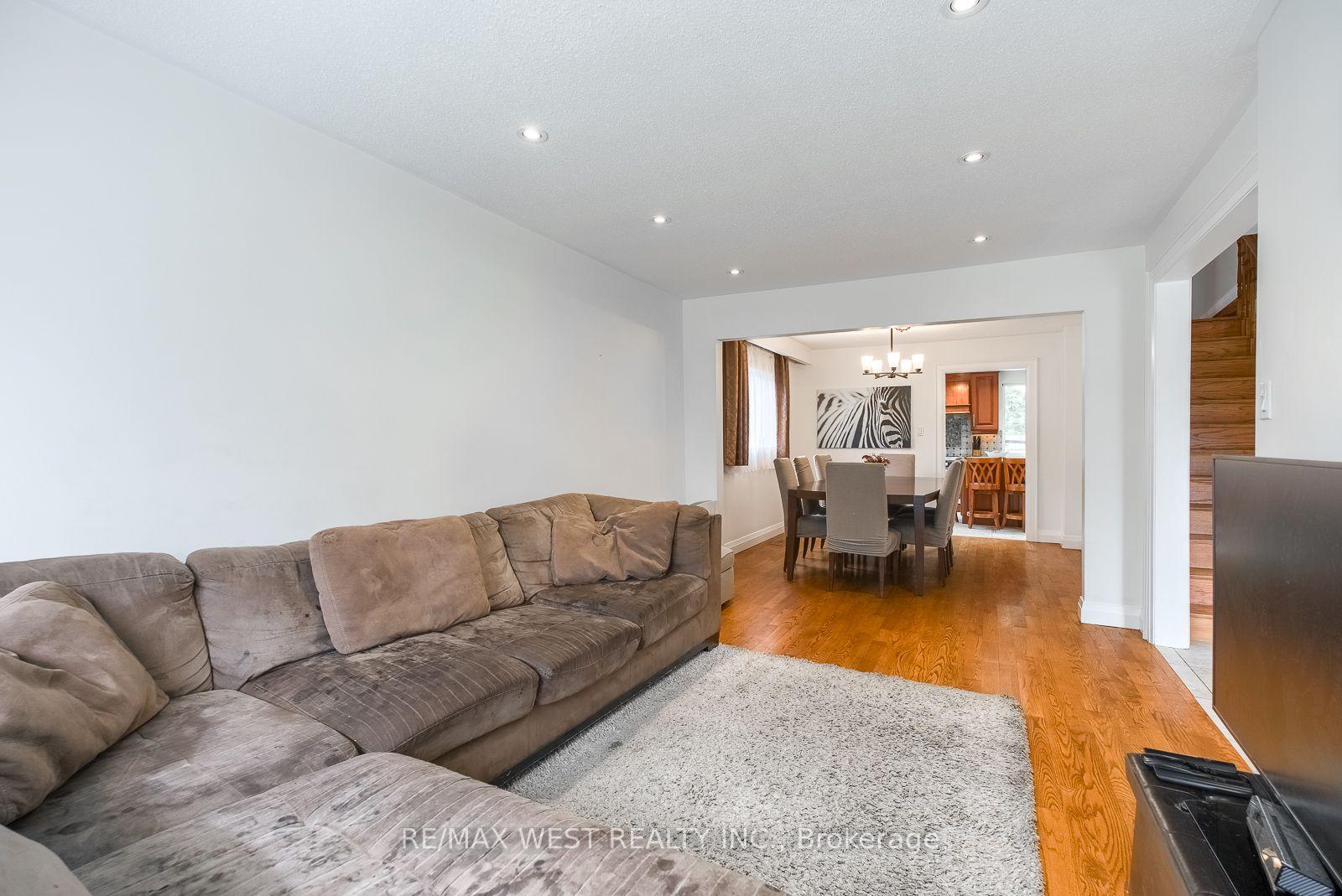 Photo 8 of 347 Karen Park Crescent, Mississauga, Mississauga Valleys — HOMEH