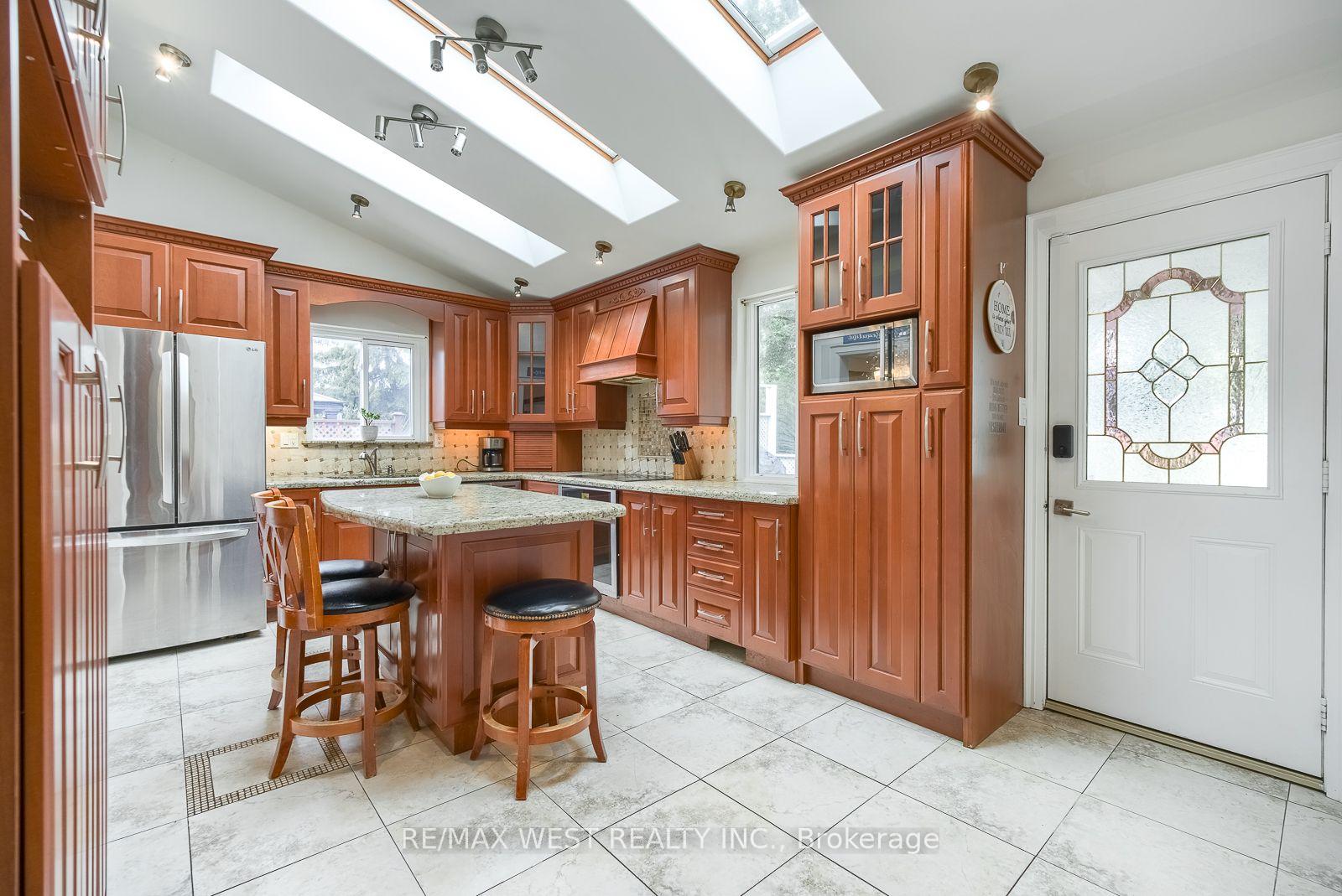Photo 11 of 347 Karen Park Crescent, Mississauga, Mississauga Valleys — HOMEH