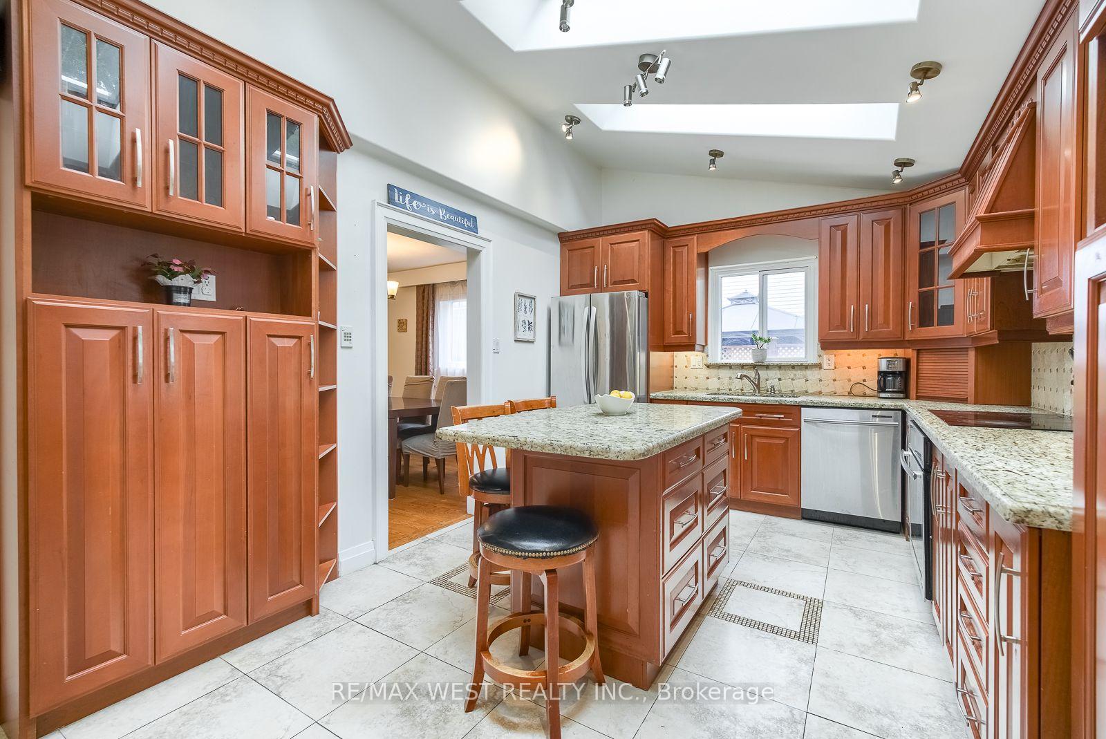 Photo 12 of 347 Karen Park Crescent, Mississauga, Mississauga Valleys — HOMEH