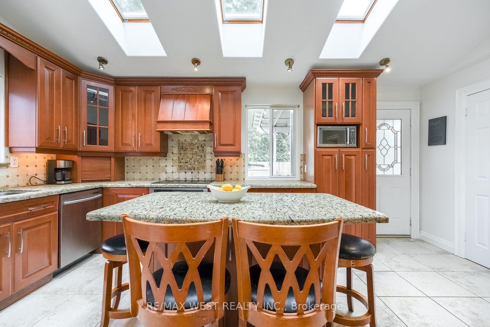 Photo 14 of 347 Karen Park Crescent, Mississauga, Mississauga Valleys — HOMEH